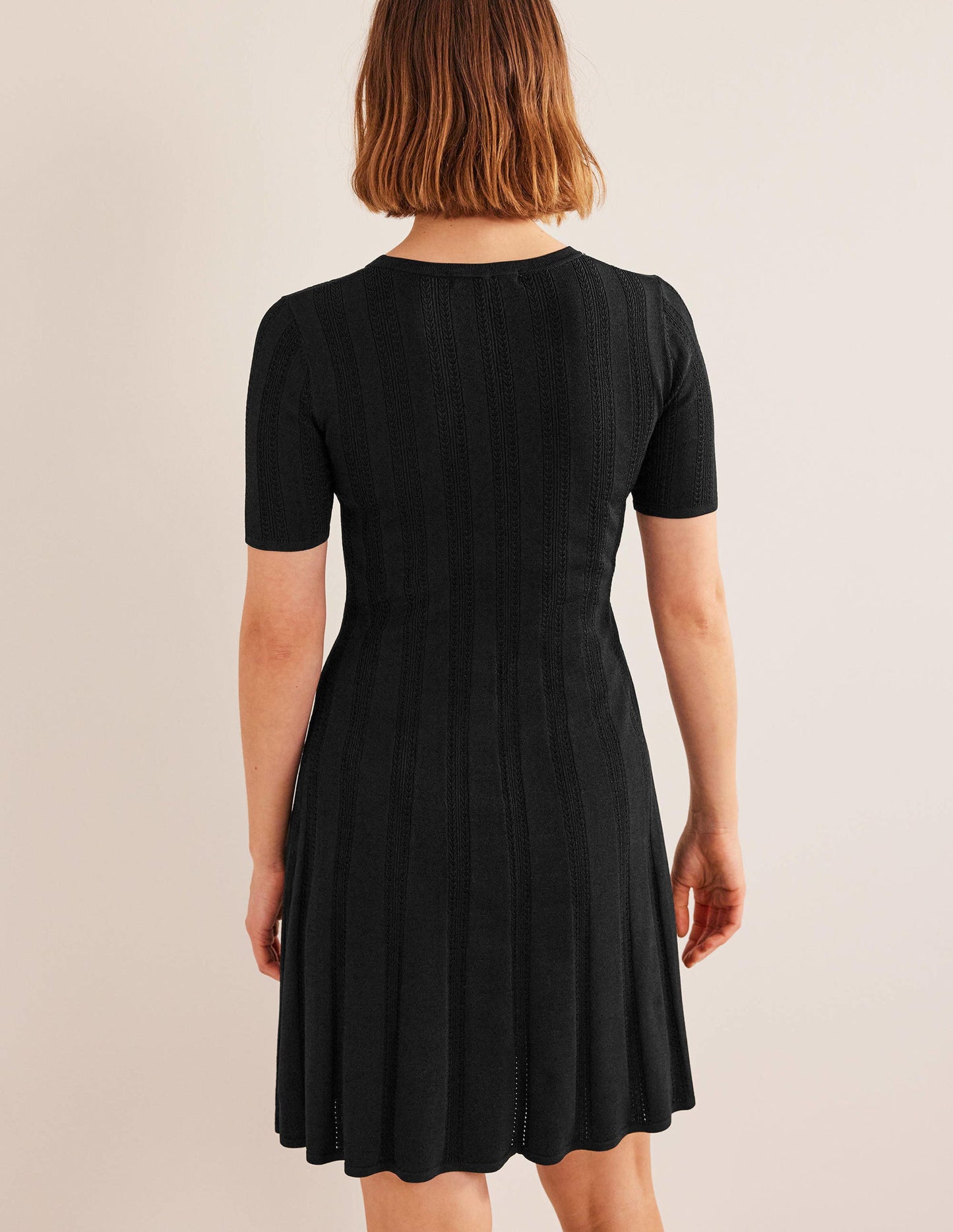 Ausgestelltes Minikleid mit Ziernähten-Schwarz