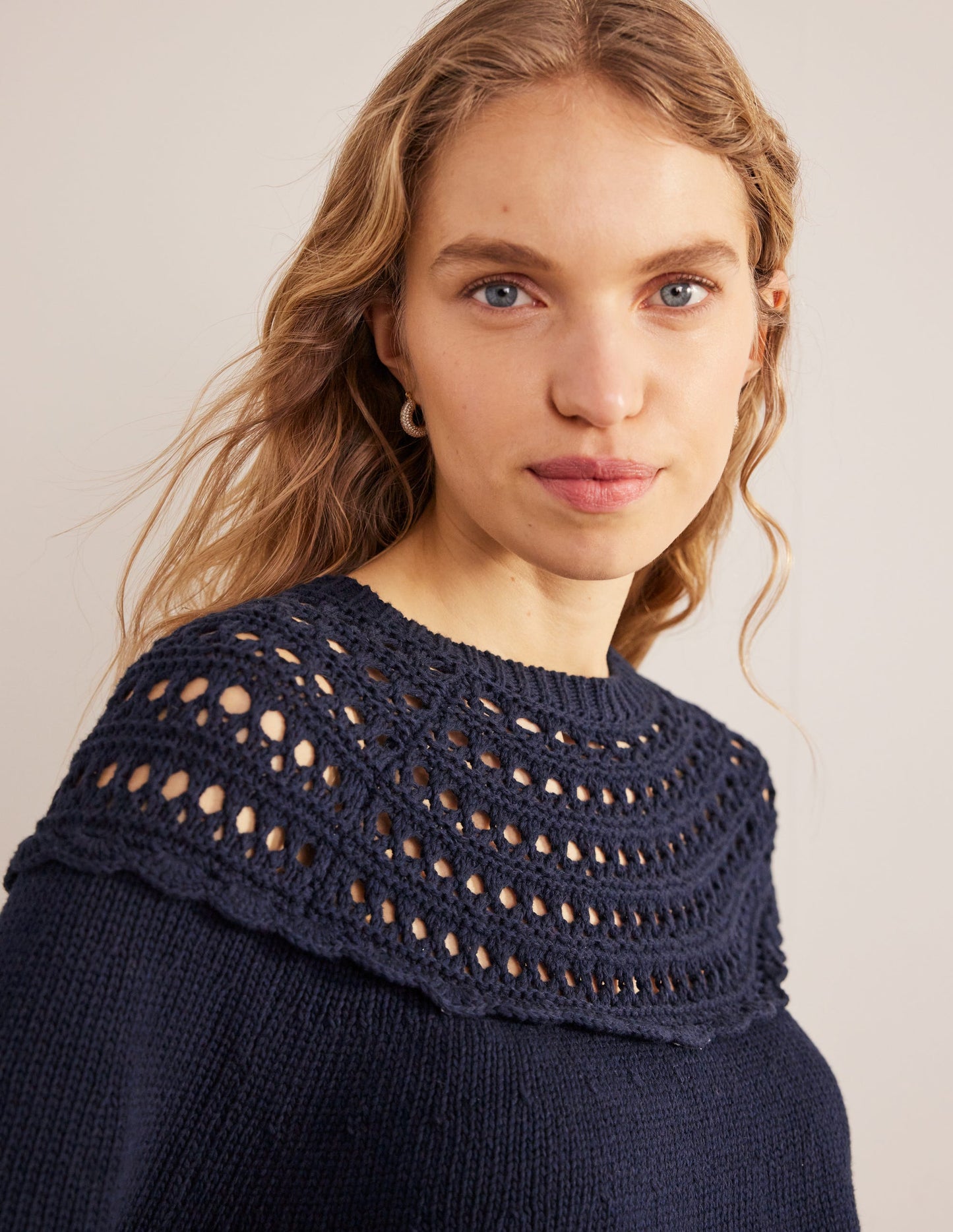 Pullover mit Häkelpasse-Marineblau