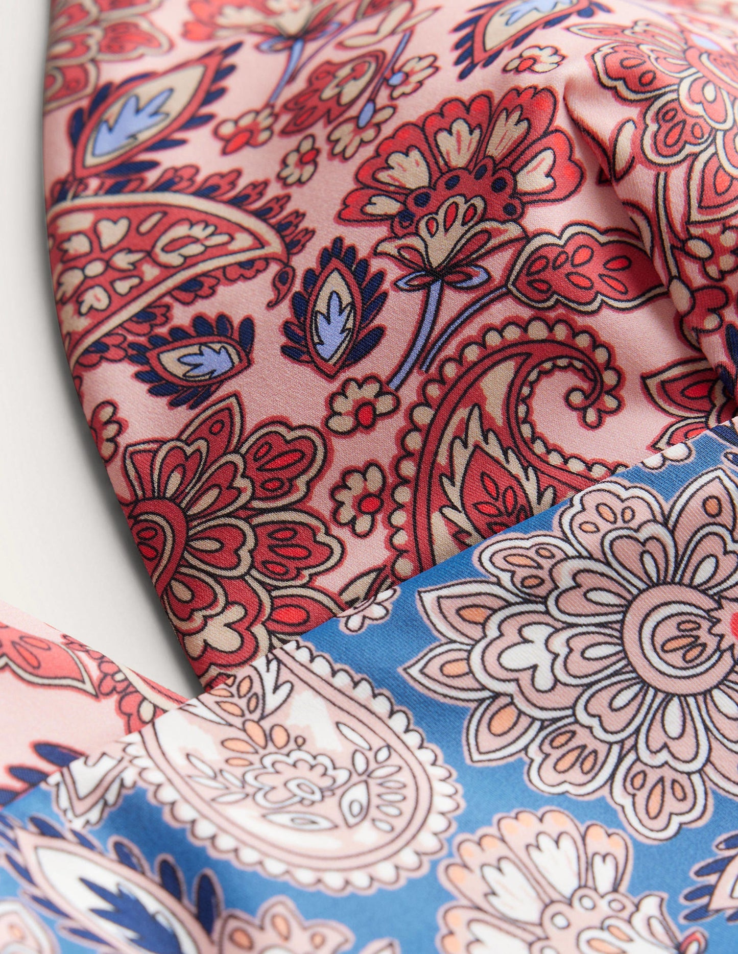 Maillot de bain col V Arezzo à empiècement-Rouge haut risque, motif Paisley Terrace