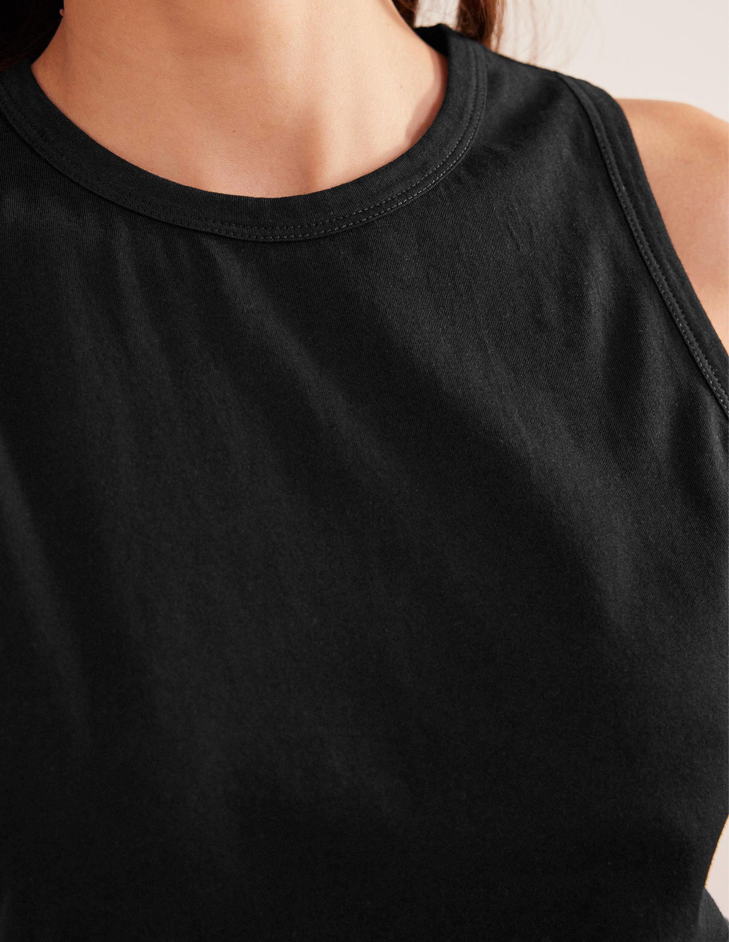 Kurz geschnittenes Baumwoll-Tanktop-Schwarz