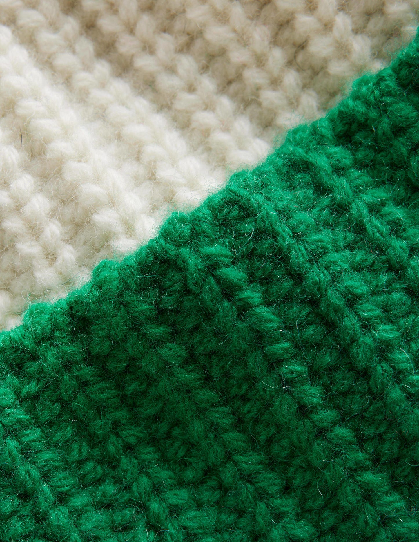 Beanie mit Blockfarben-Marineblau, Veridiangrün und Naturweiß