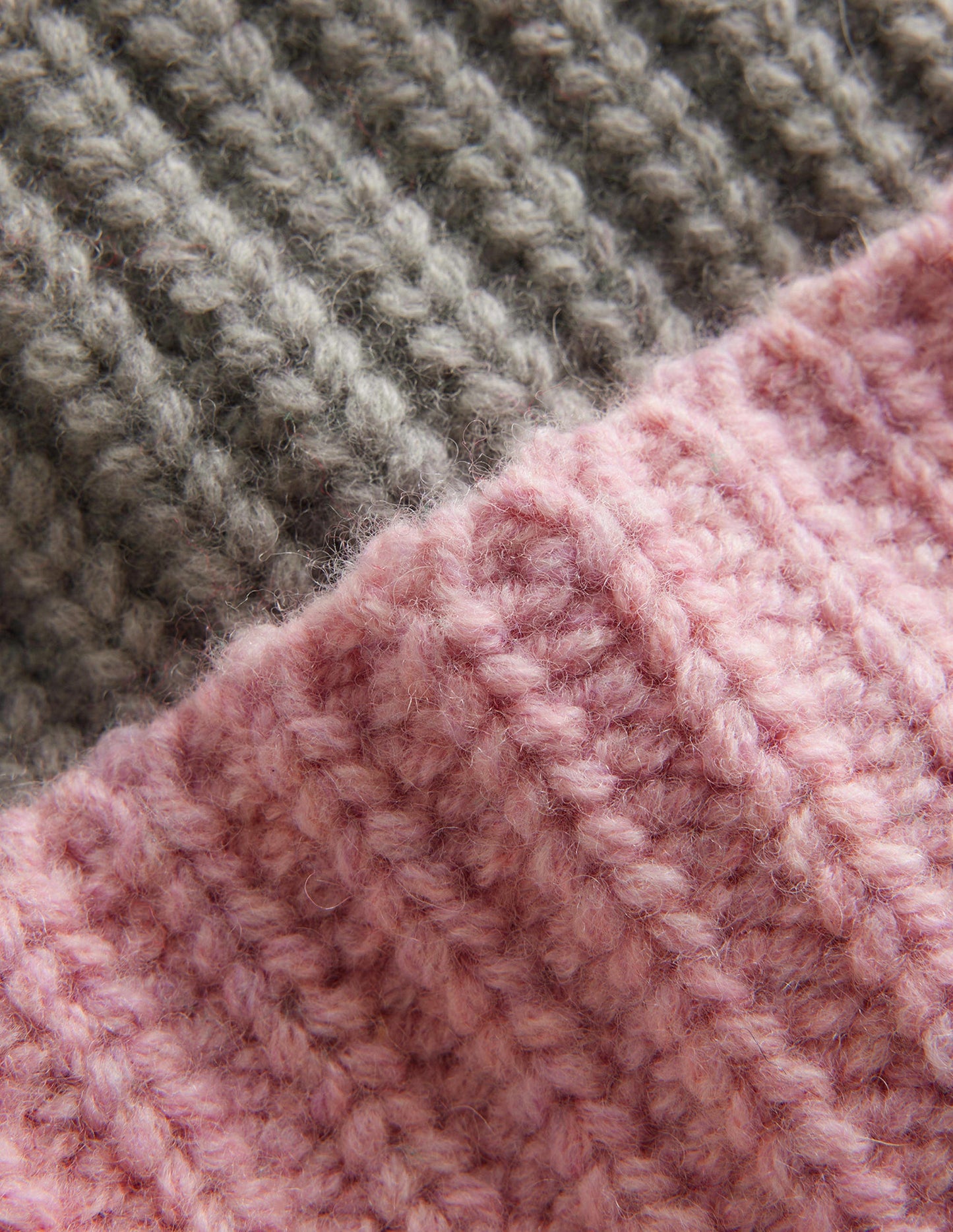 Beanie mit Blockfarben-Grau Meliert, Pink und Naturweiß