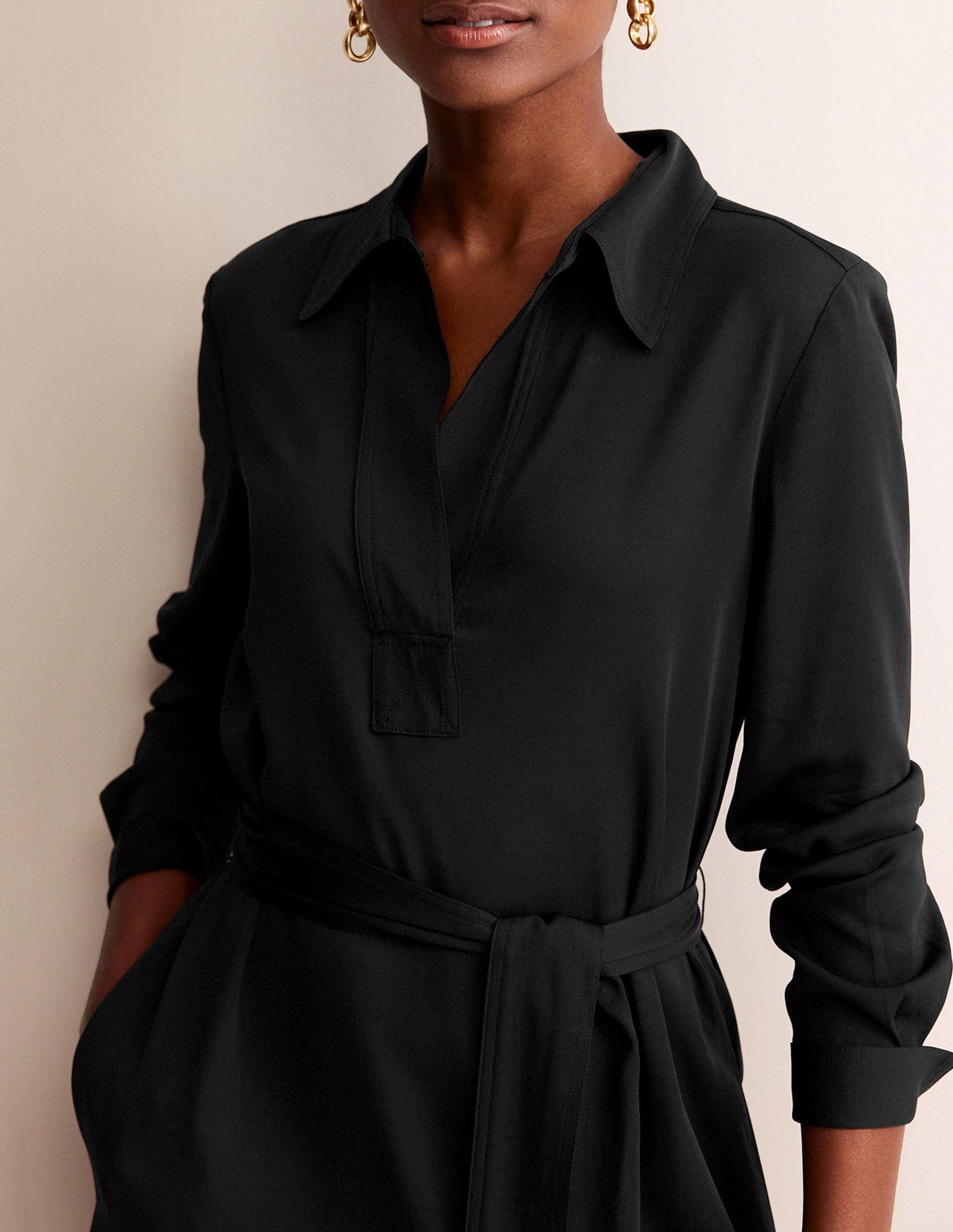Schlichtes Pop-Over-Midikleid-Schwarz