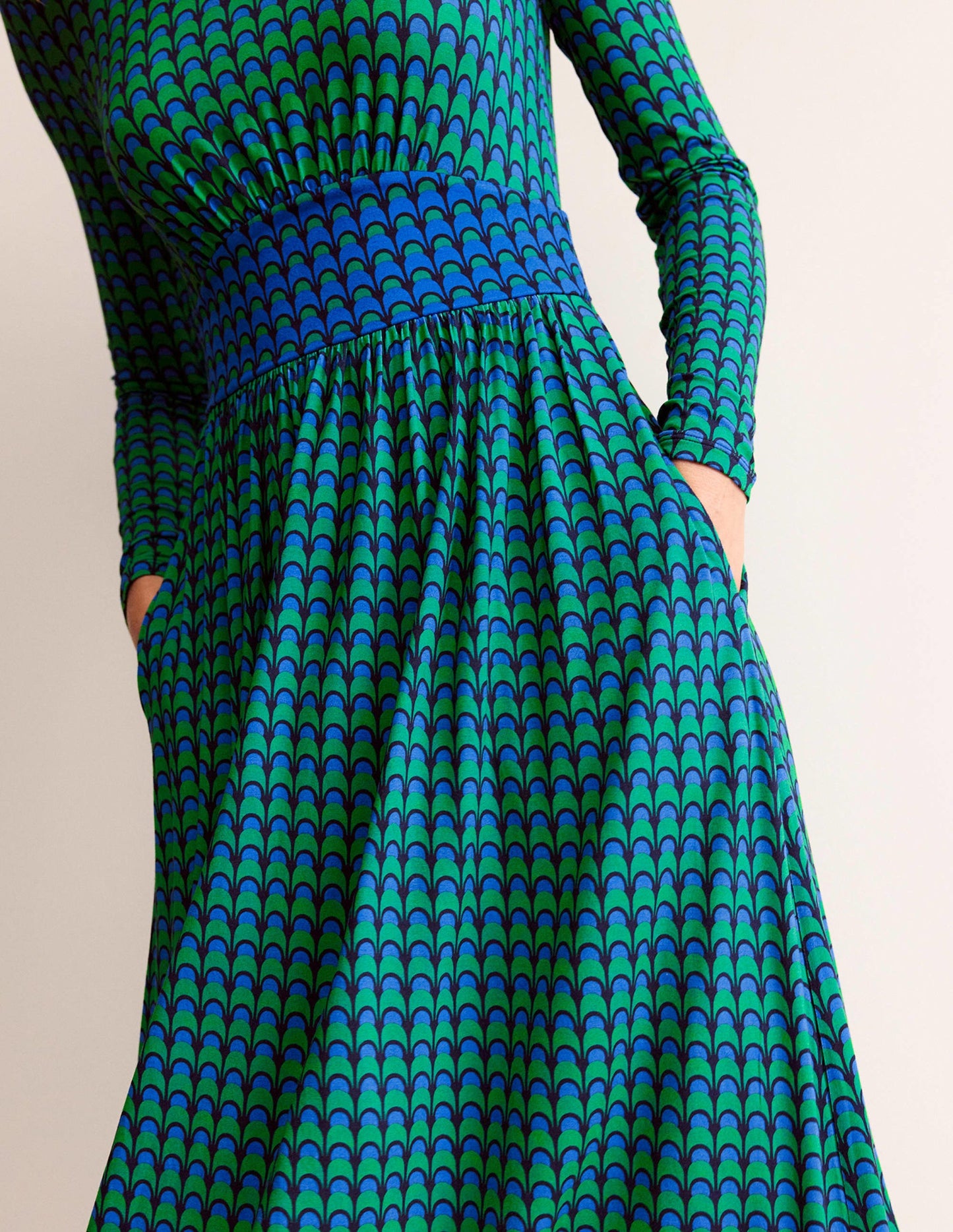 Thea Jersey-Midikleid mit langen Ärmeln-Veridiangrün, Geo-Charm