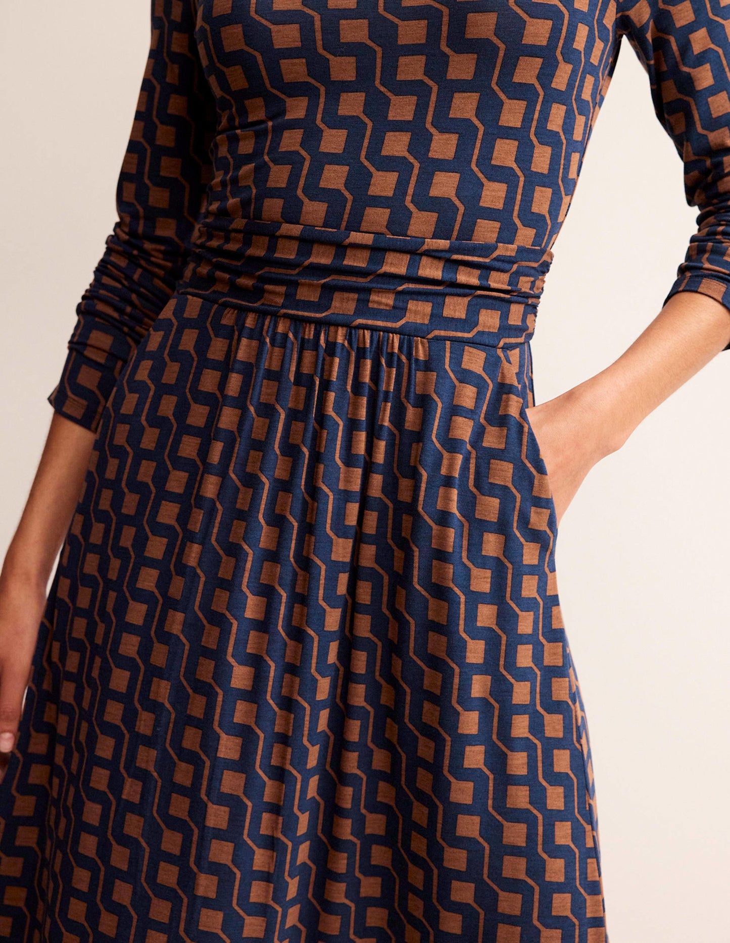 Abigail Jerseykleid-Cognac, Geo-Würfel