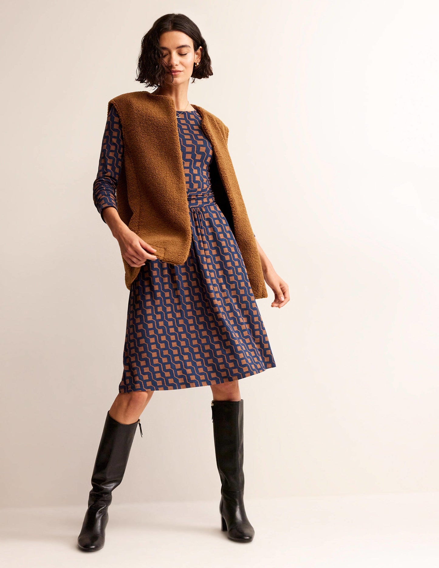 Abigail Jerseykleid-Cognac, Geo-Würfel