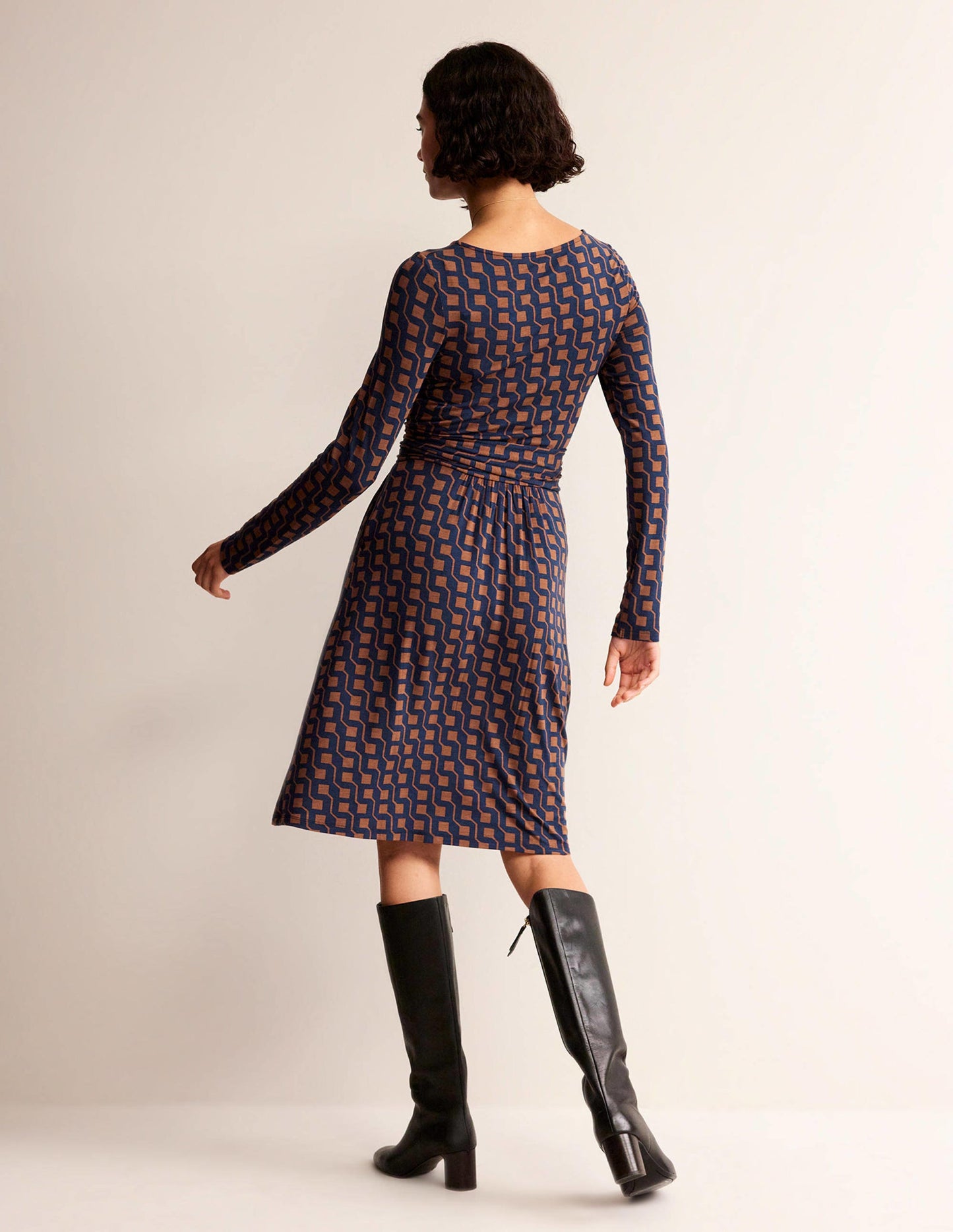 Abigail Jerseykleid-Cognac, Geo-Würfel