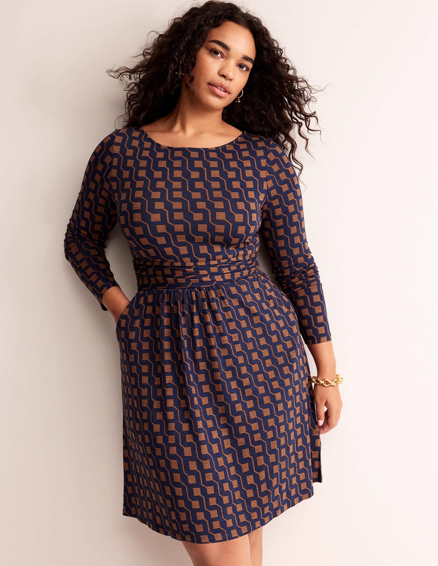 Abigail Jerseykleid-Cognac, Geo-Würfel