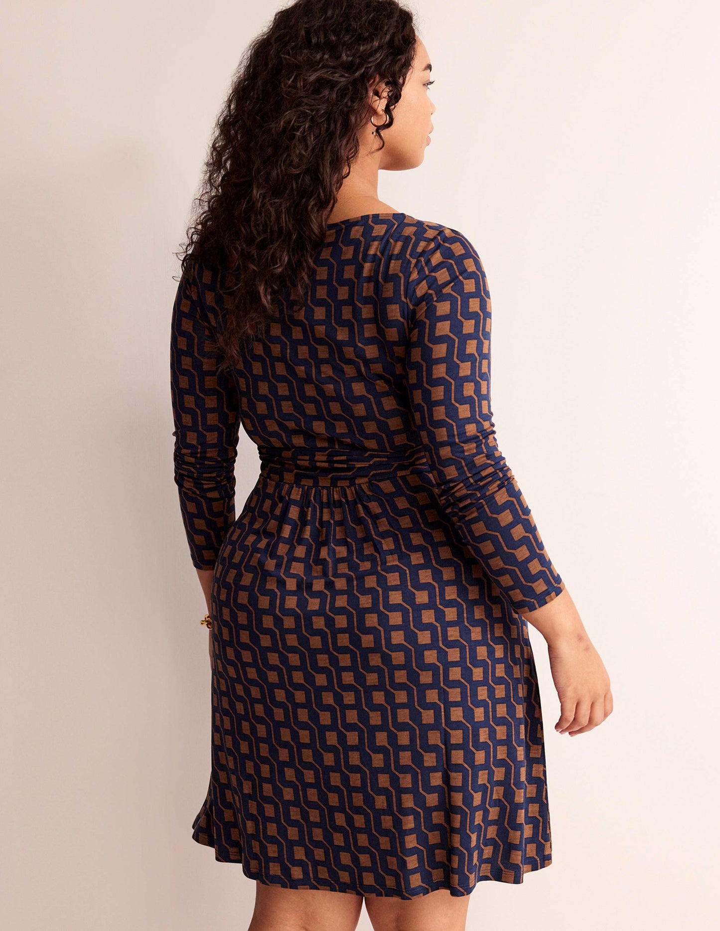 Abigail Jerseykleid-Cognac, Geo-Würfel