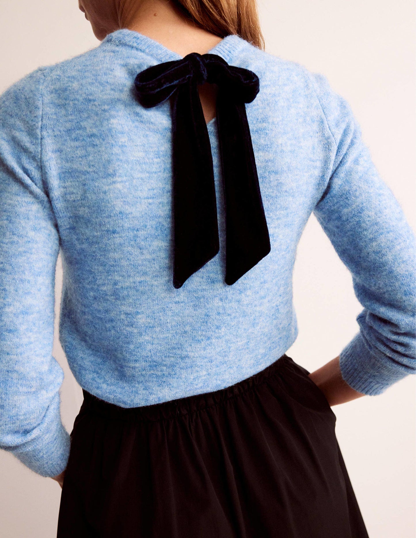 Flauschiger Pullover mit Schleife am Rücken-Azurblau
