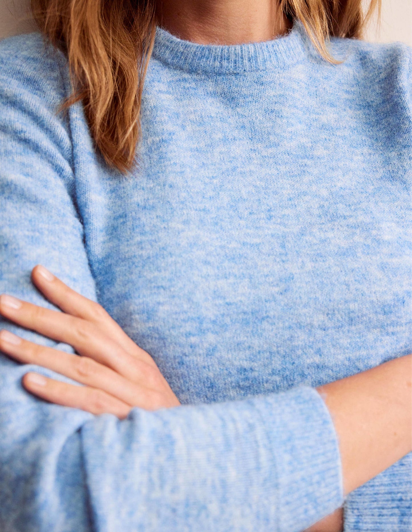 Flauschiger Pullover mit Schleife am Rücken-Azurblau