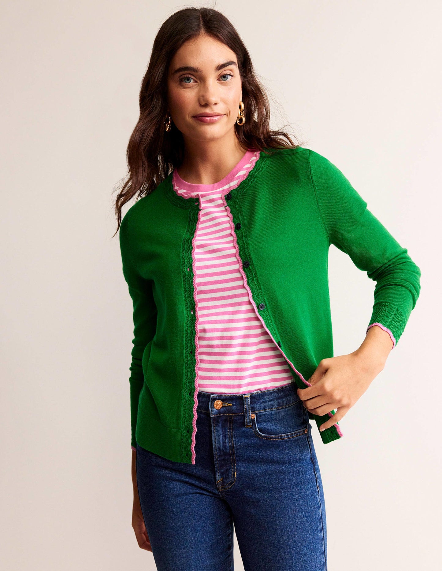 Merino-Strickjacke mit Muschelsaum-Wiesengrün