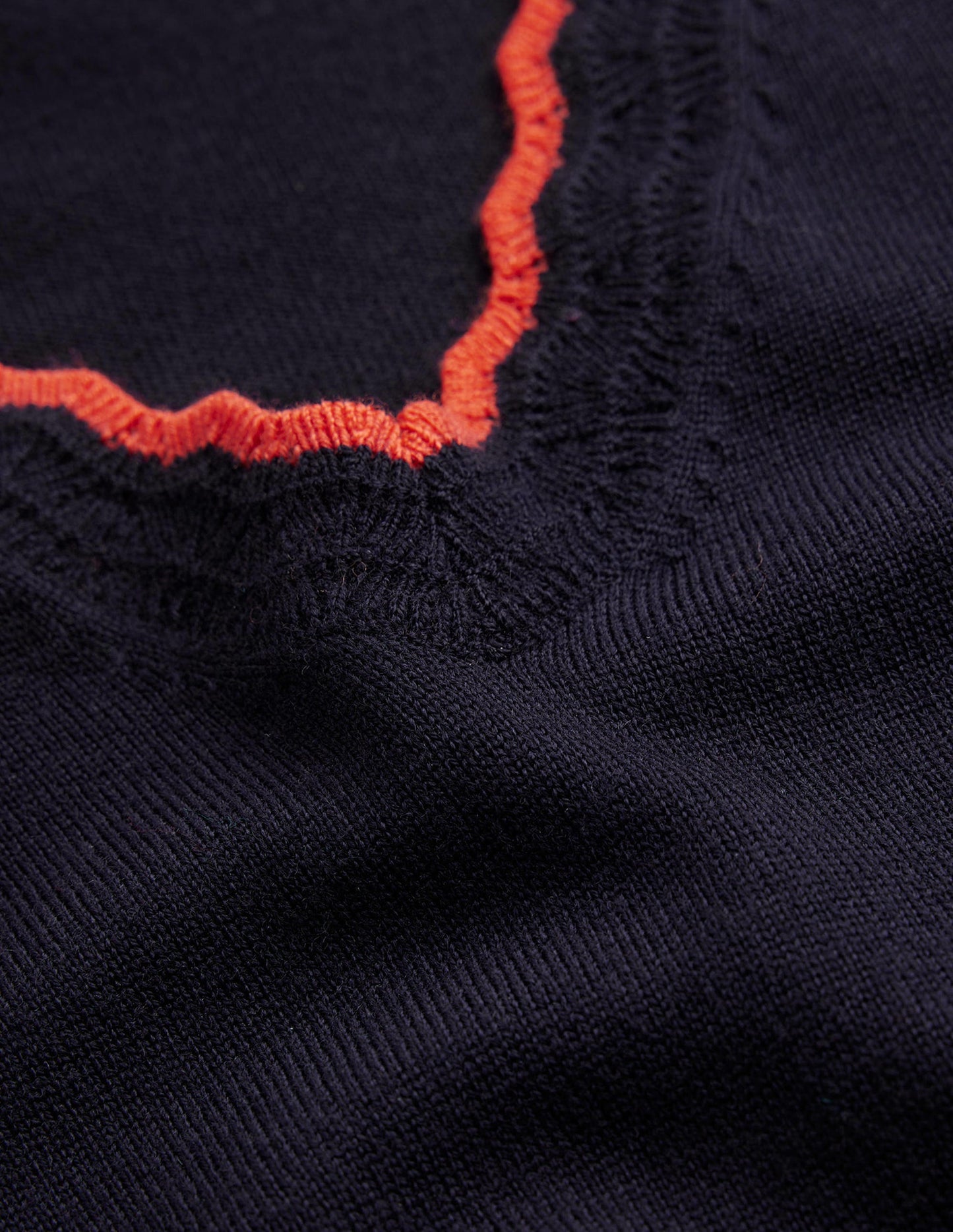 Pull festonné en laine mérinos à col en V-Bleu Marine, Petits Pois