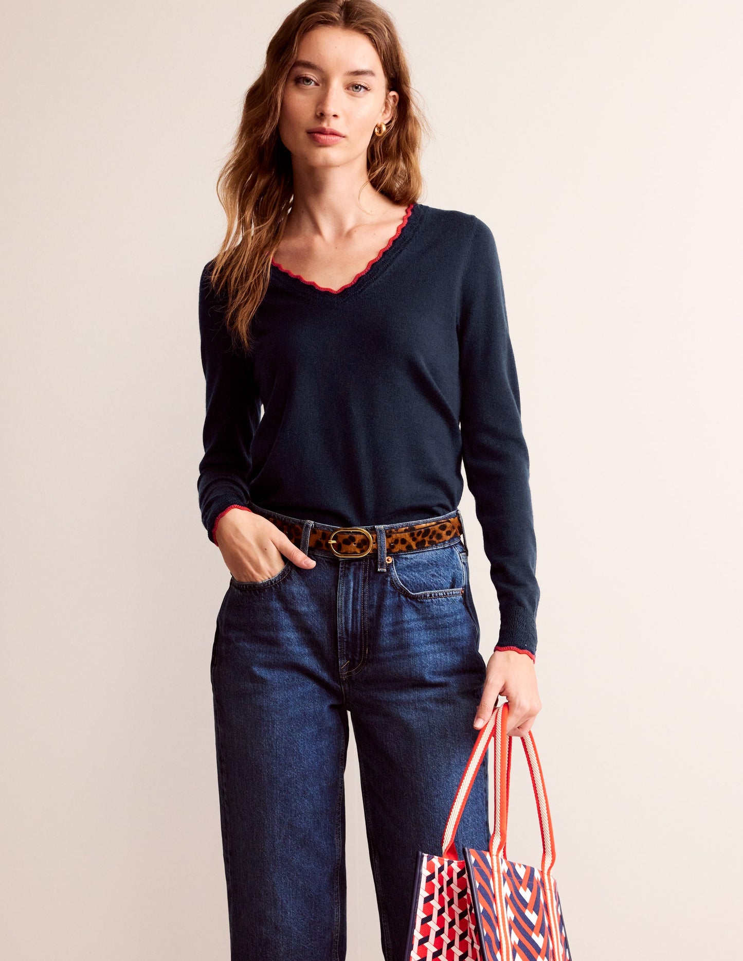 Pull festonné en laine mérinos à col en V-Bleu Marine, Petits Pois