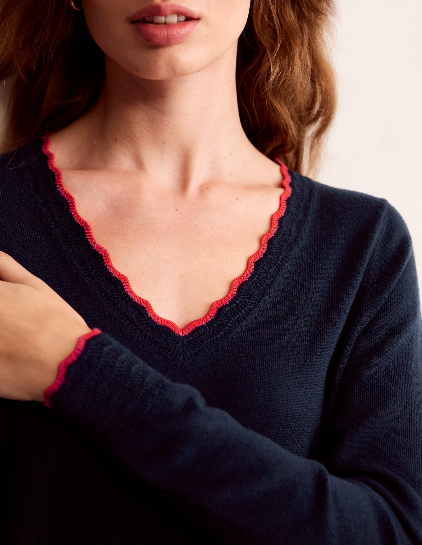 Pull festonné en laine mérinos à col en V-Bleu Marine, Petits Pois