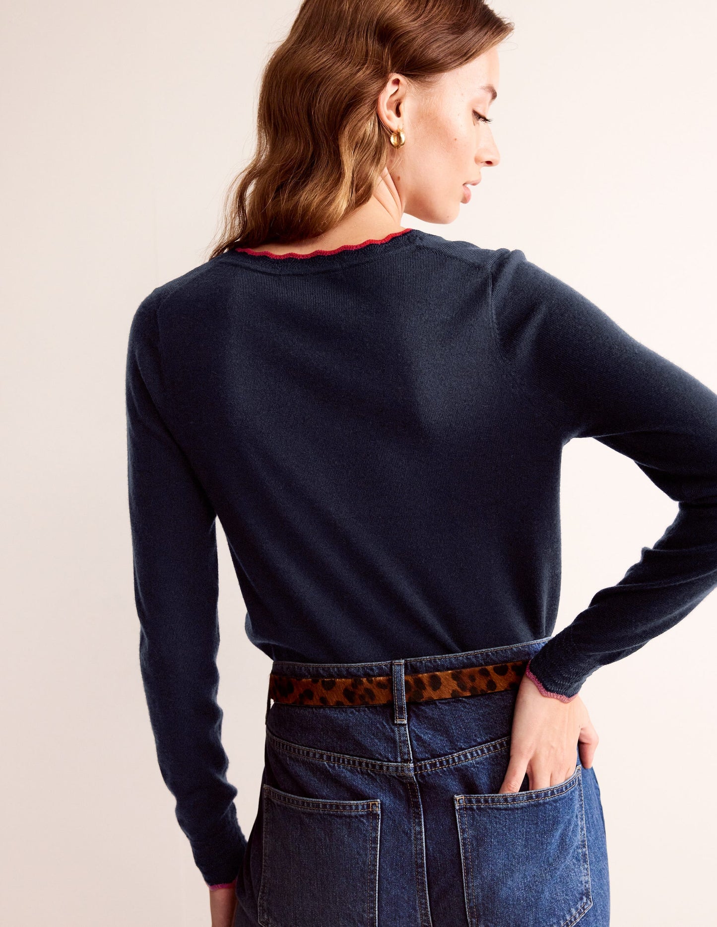Pull festonné en laine mérinos à col en V-Bleu Marine, Petits Pois