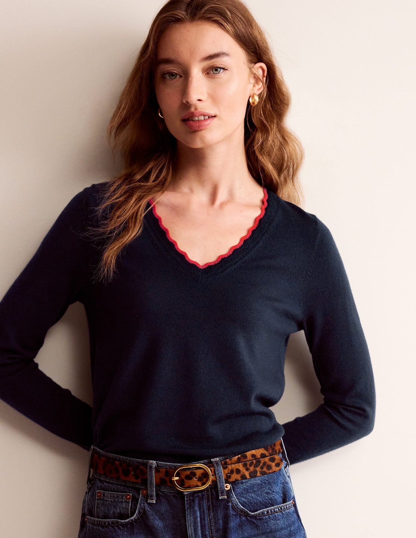 Pull festonné en laine mérinos à col en V-Bleu Marine, Petits Pois