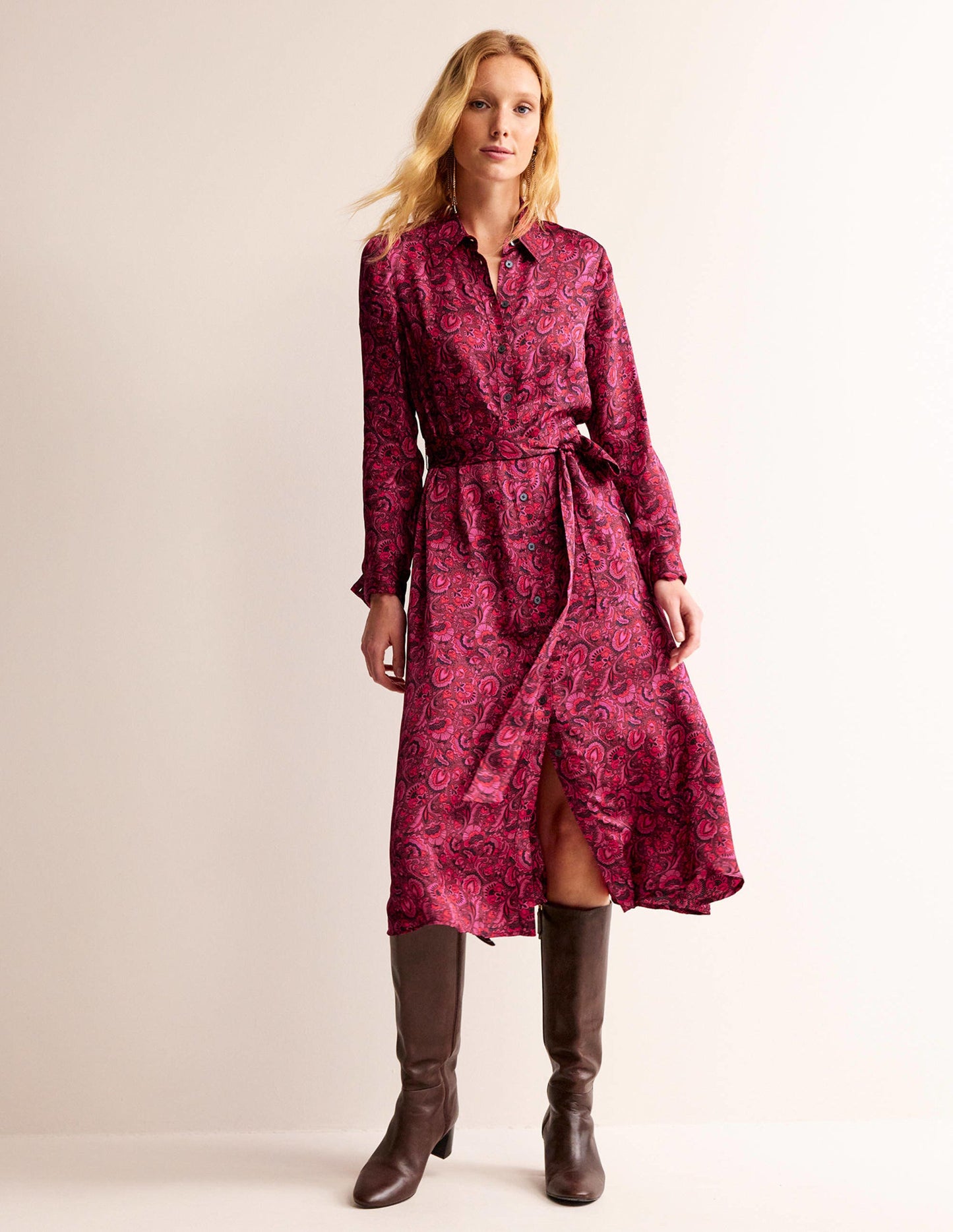Kate Hemdblusenkleid aus Satin-Burgunderrot, Blumenladen