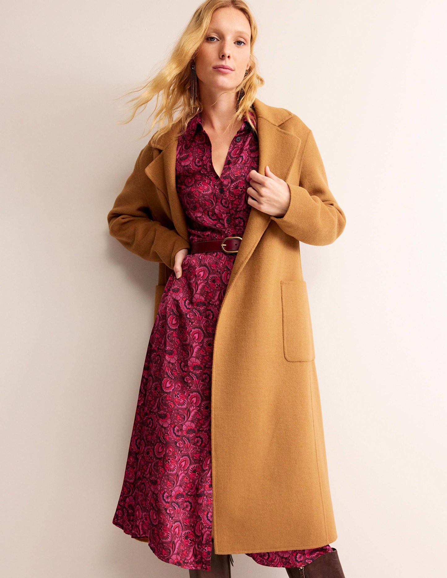 Kate Hemdblusenkleid aus Satin-Burgunderrot, Blumenladen