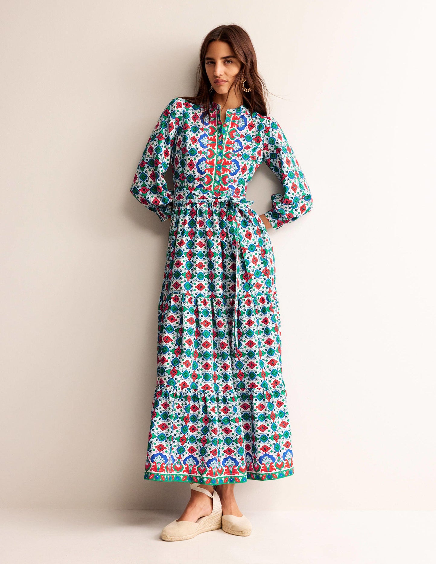 Alba Gestuftes Maxikleid aus Baumwolle-Bunt, Küsten-Kachel