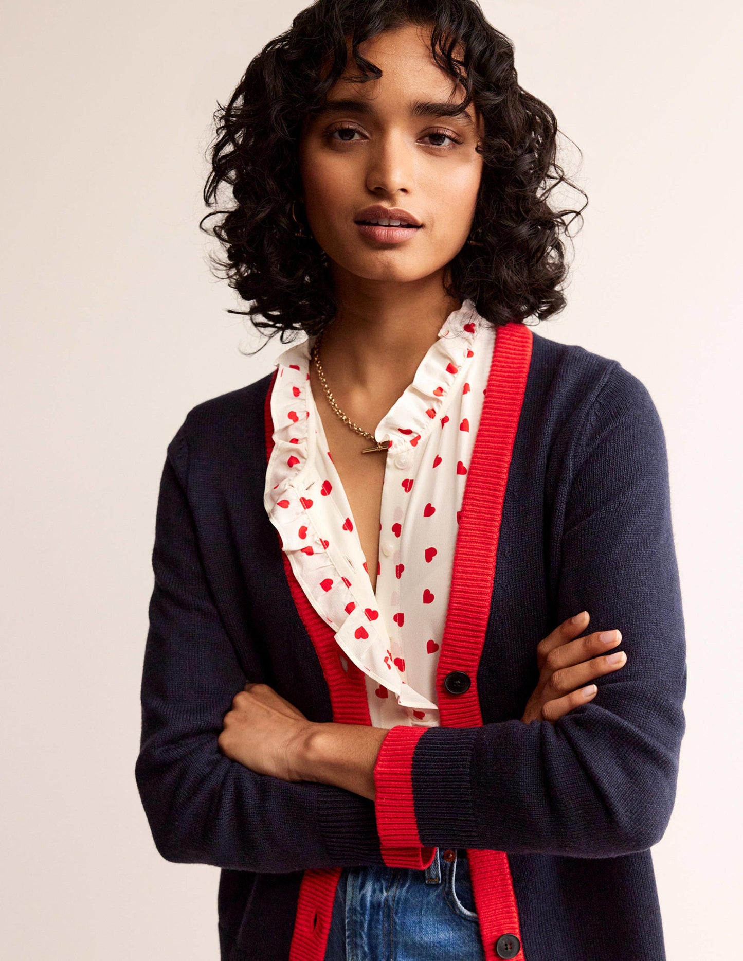 Alma Strickjacke mit Kontrastbesatz-Marineblau, Flame Scarlet