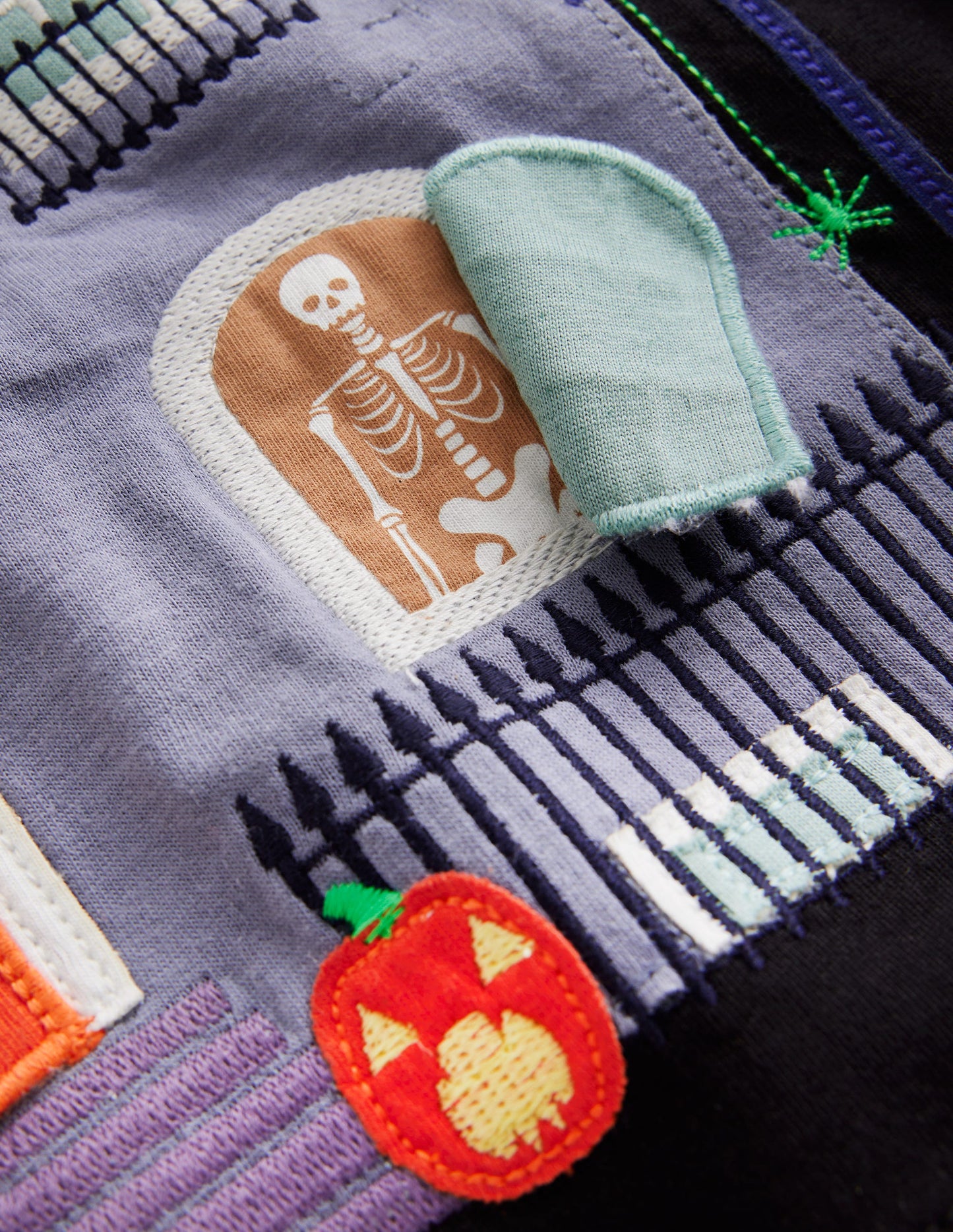 T-Shirt mit Klappe-Schwarzes Spukhaus