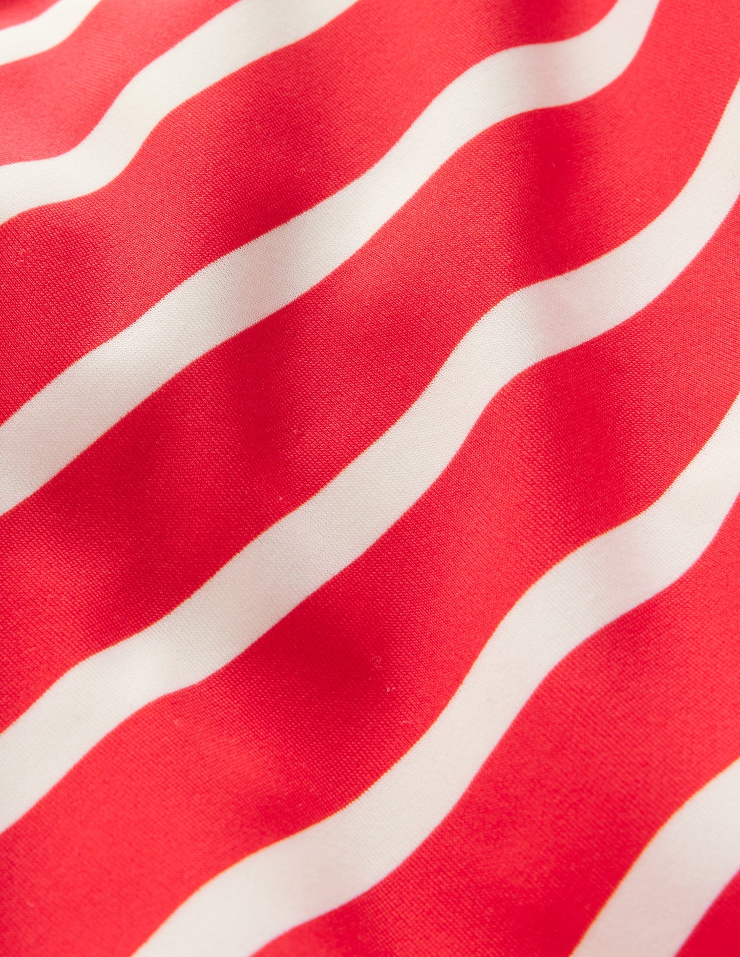 Badehose-Feuerrot und Naturweiß