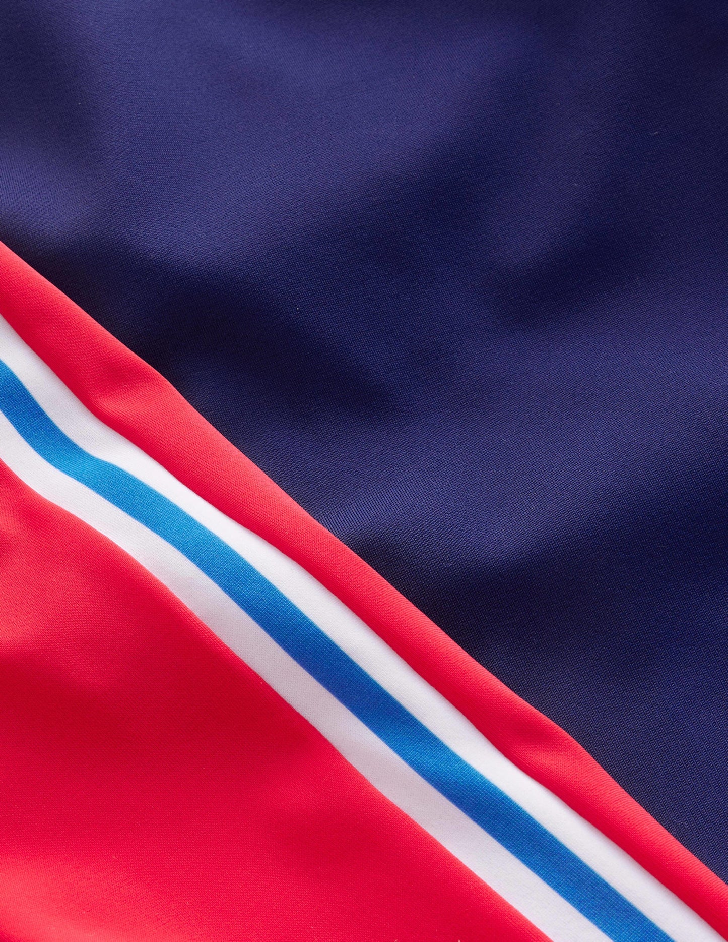 Haut de plage-Mohnblumenrot und Schuluniform Marineblau