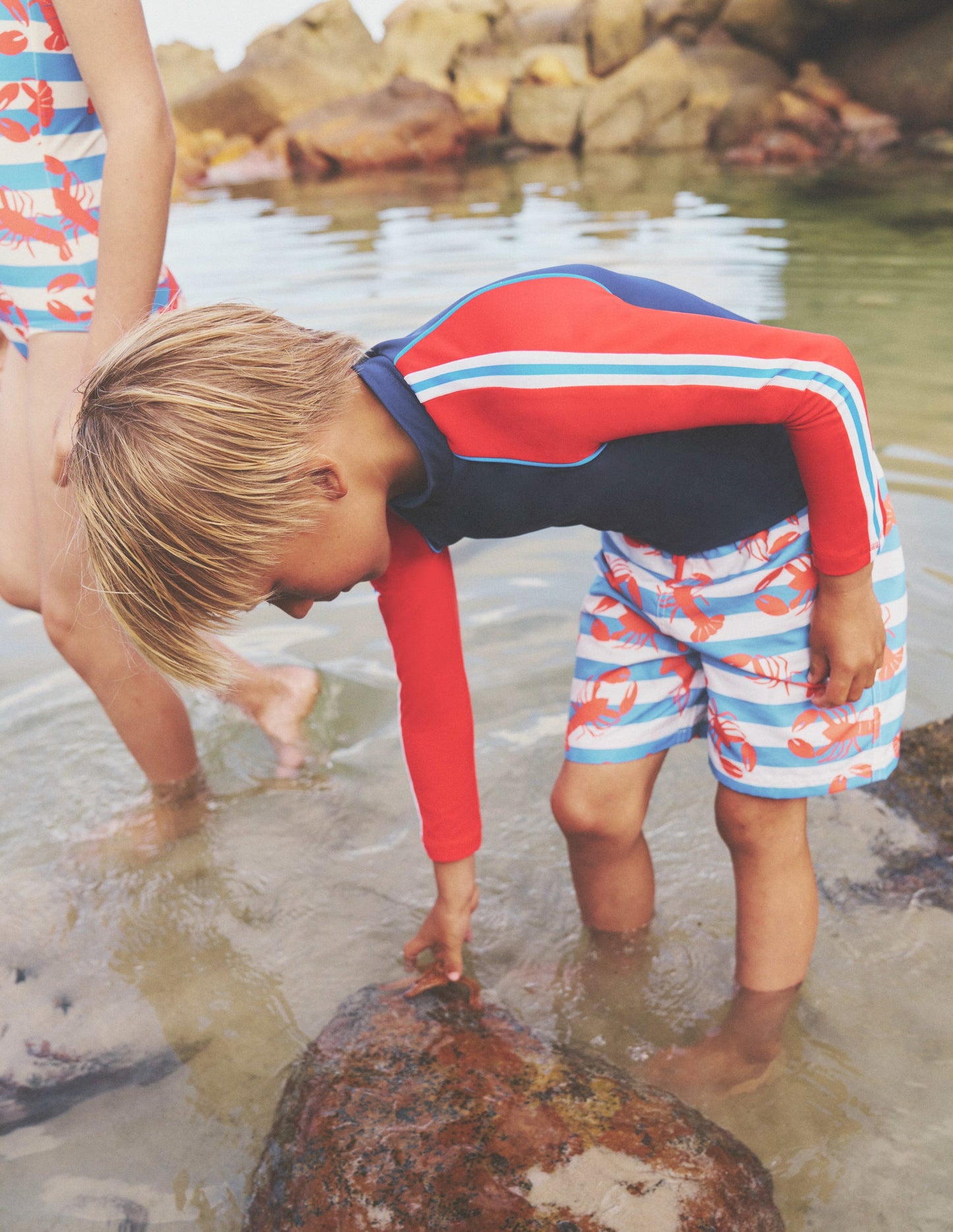 Haut de plage-Mohnblumenrot und Schuluniform Marineblau