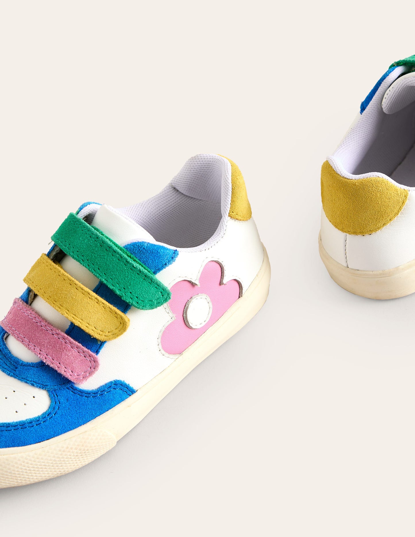 Flache Sneaker aus Leder-Bunt Blockfarben Blume