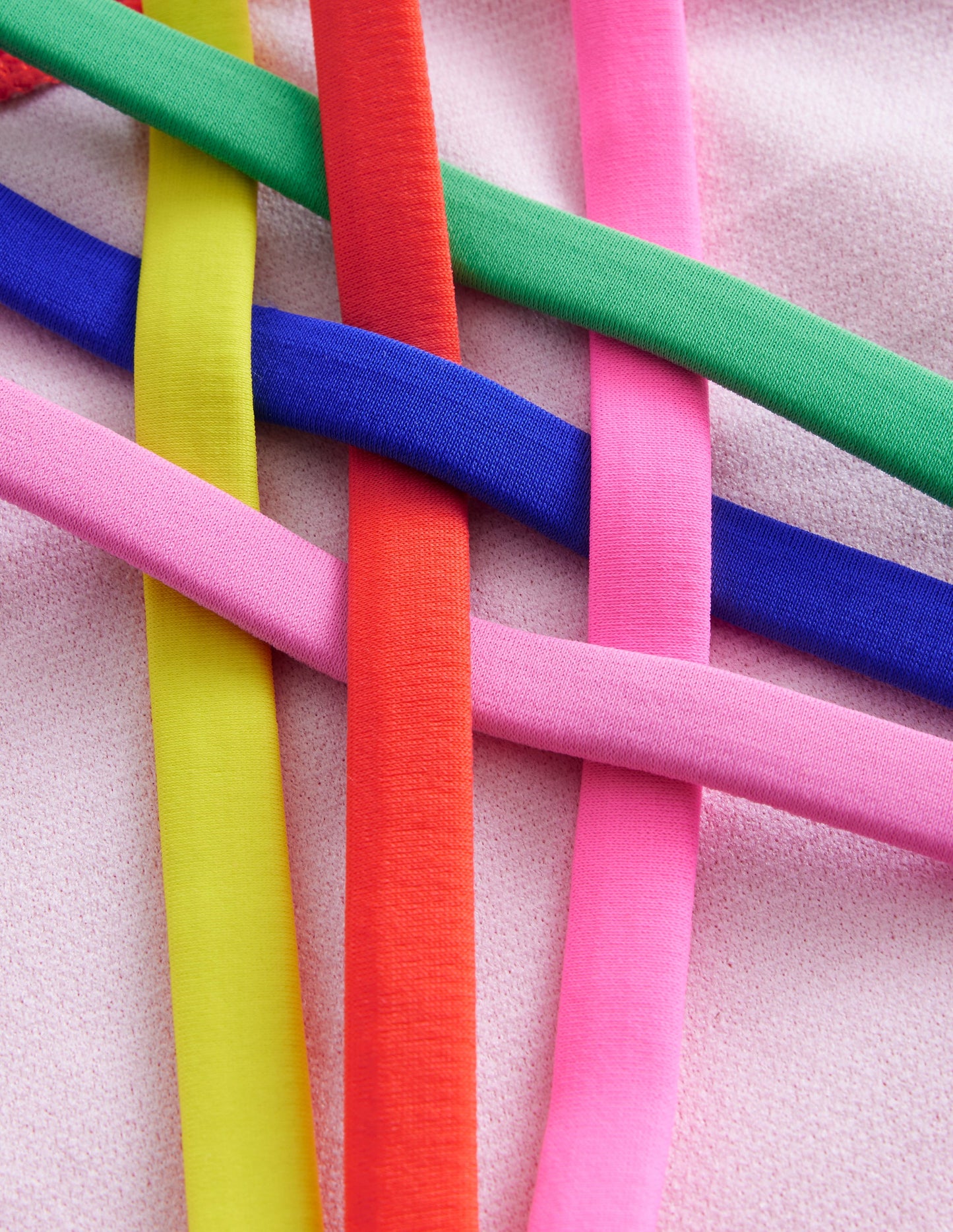 Badeanzug mit gekreuzten Rückenträgern in Regenbogenfarben-Clementine