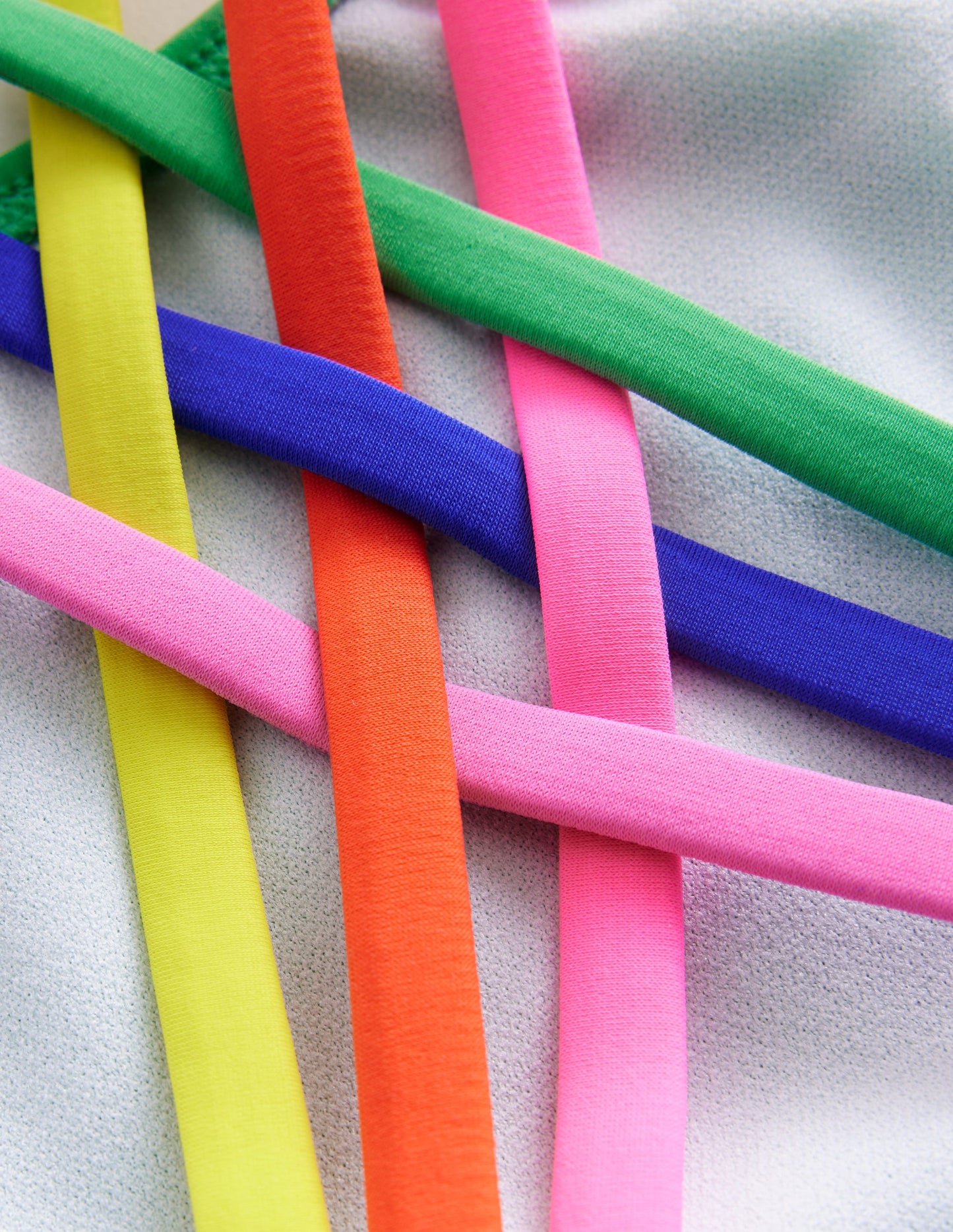 Badeanzug mit gekreuzten Rückenträgern in Regenbogenfarben-Erbsengrün