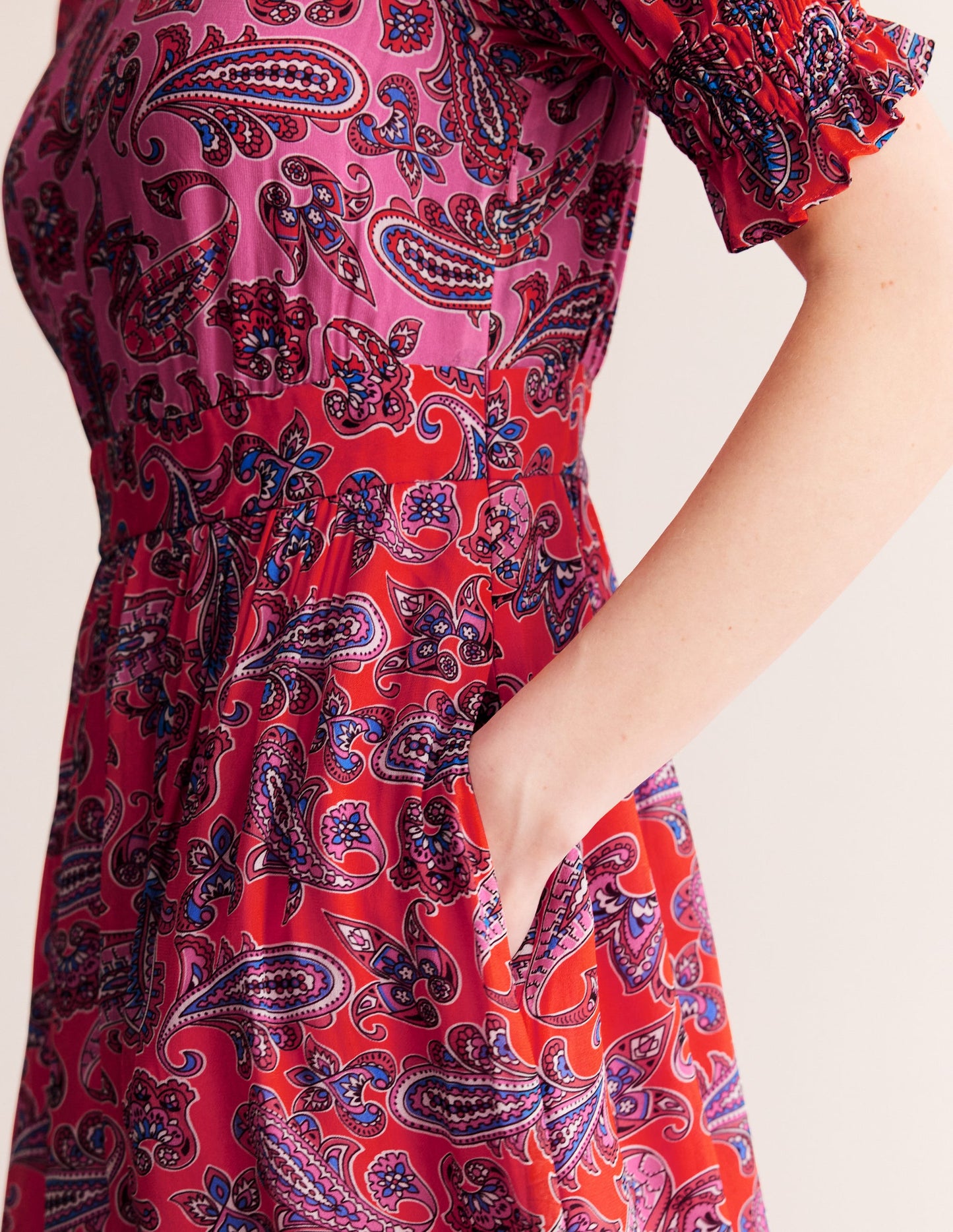 Maxikleid mit gesmokten Ärmelbündchen-Sangria Sunset Pink, Paisley Welle
