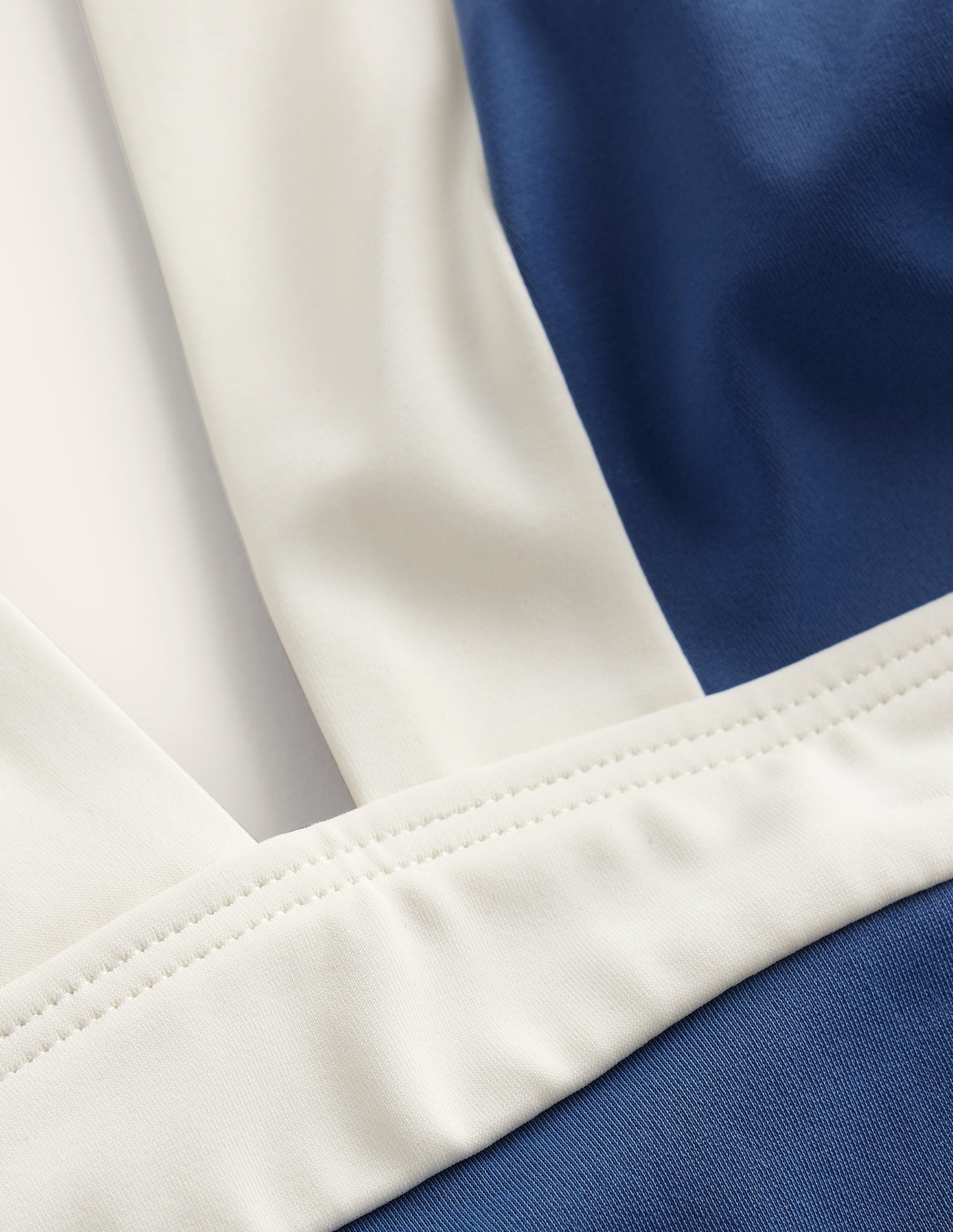 Ithaca Neckholder-Badeanzug-Blau/Naturweiß Blockfarben