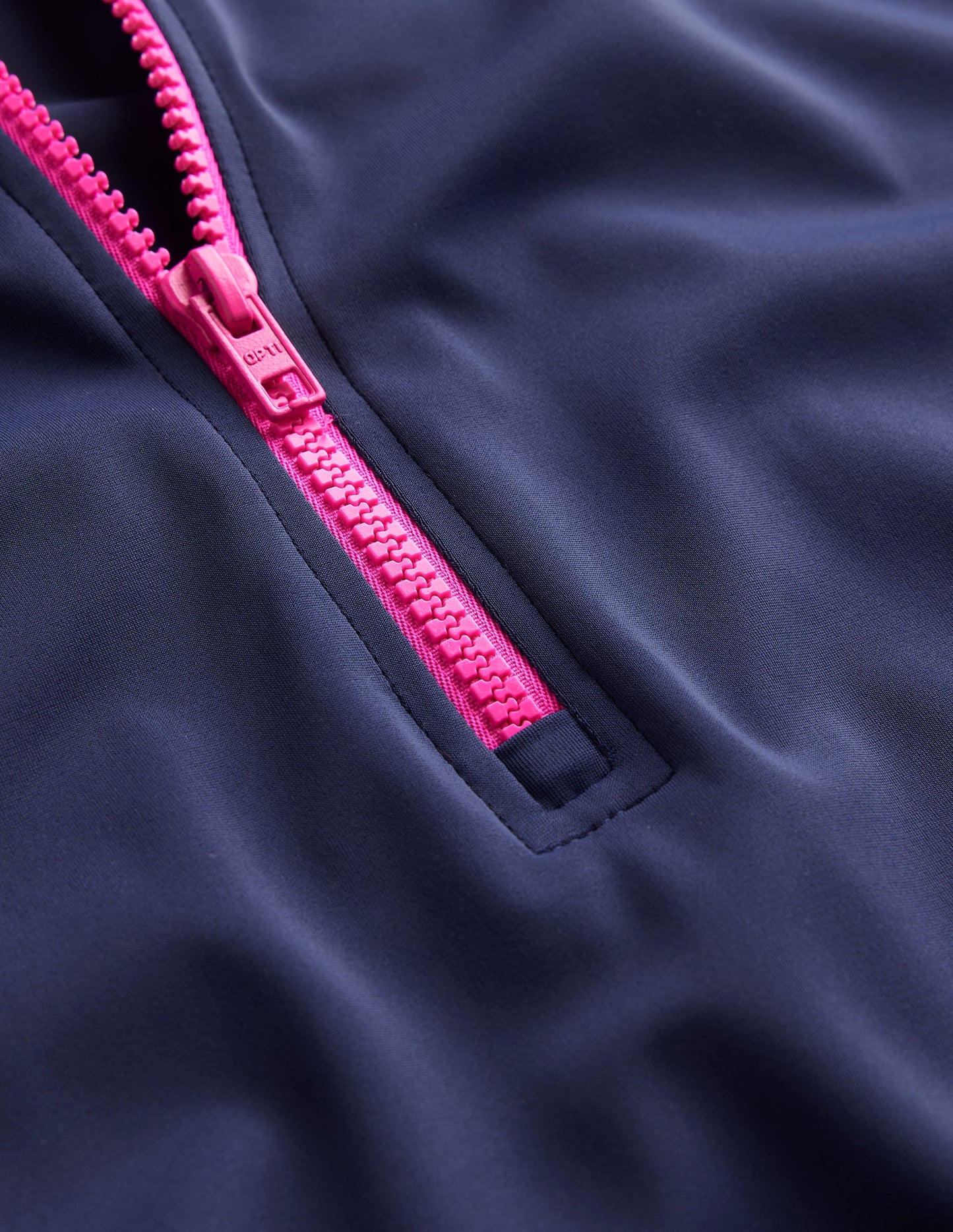 Paspeliertes Raglan-Badetop-Marineblau/Super Rosa Blockfarben