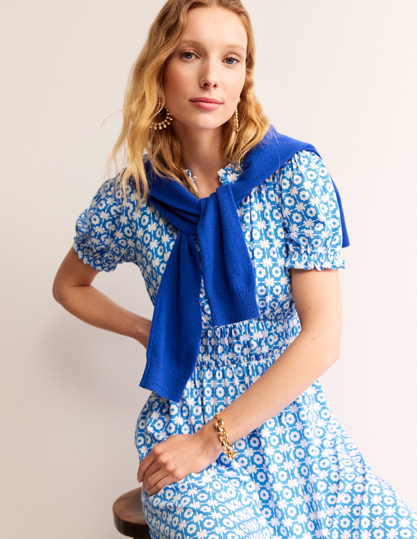 Robe midi style 40s Rosanna en jersey-Bleu brillant, motif Blossom Tile