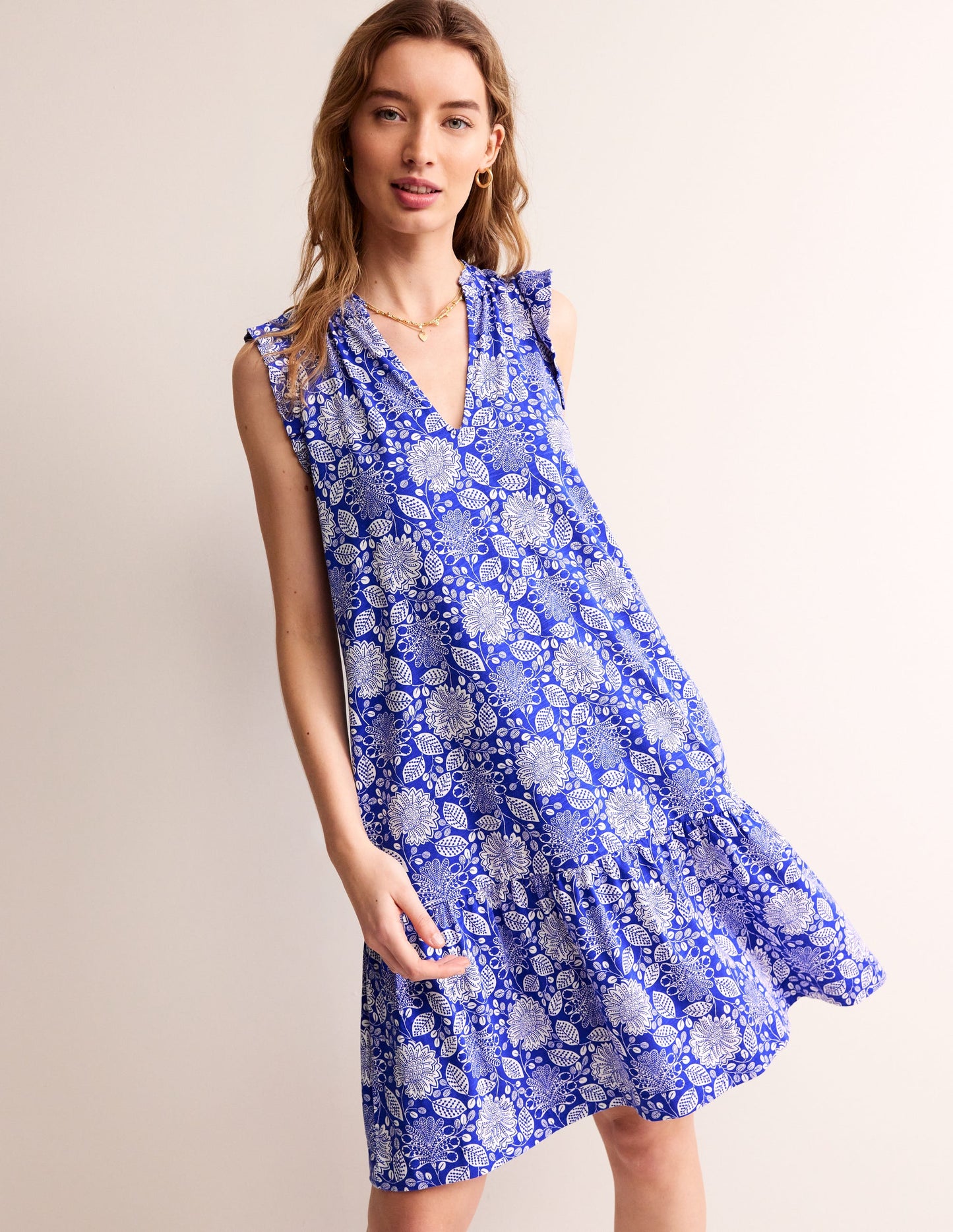 Robe courte Daisy volantée en jersey-Bleu connecté, motif Gardenia Swirl