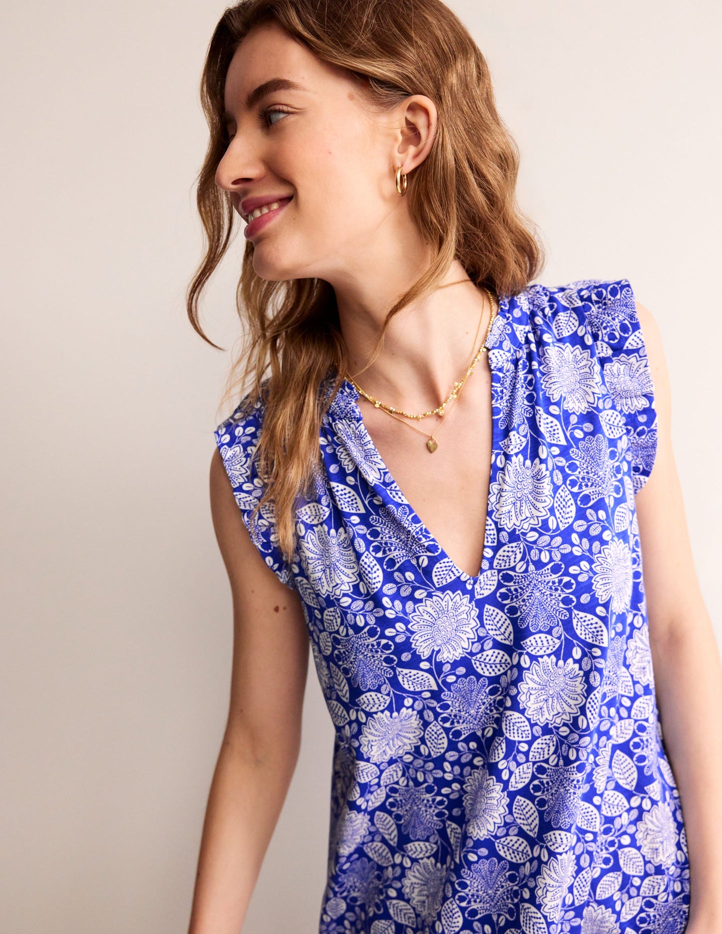 Robe courte Daisy volantée en jersey-Bleu connecté, motif Gardenia Swirl