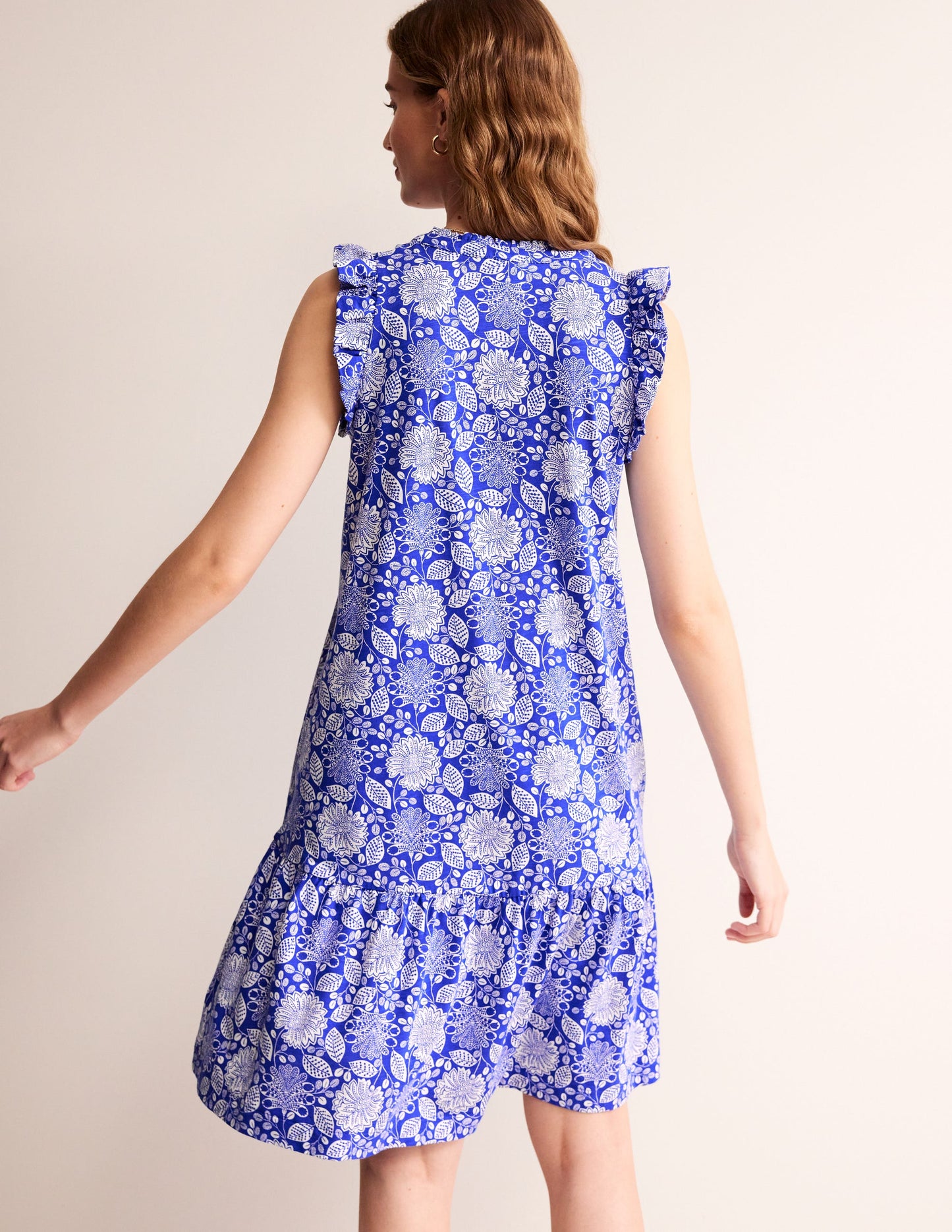 Robe courte Daisy volantée en jersey-Bleu connecté, motif Gardenia Swirl