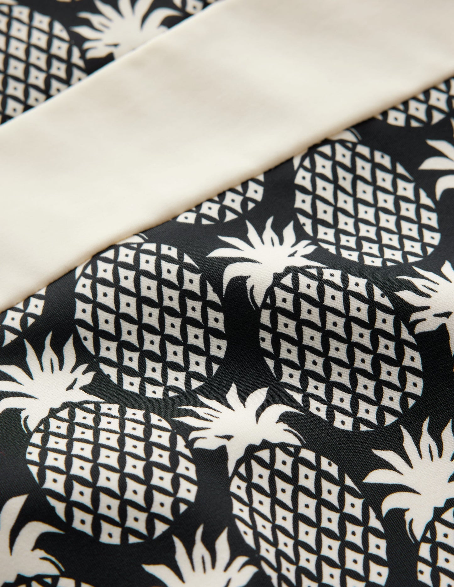 Maillot de bain dos-nu Santorini-Noir, motif géométrique ananas