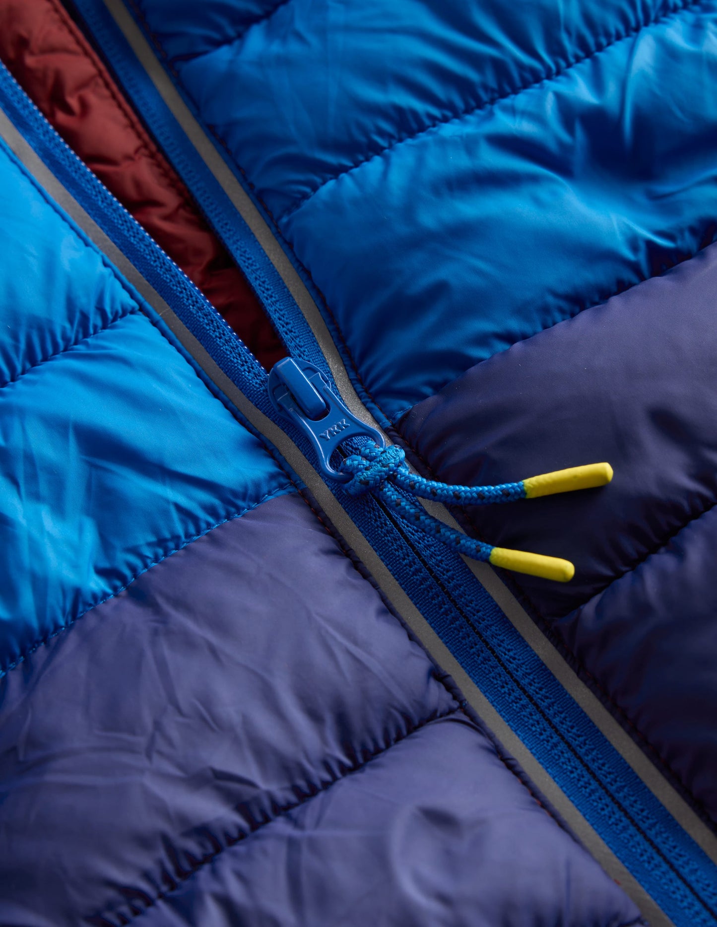 Bequem verstaubare, wattierte Jacke-Blau Blockfarben