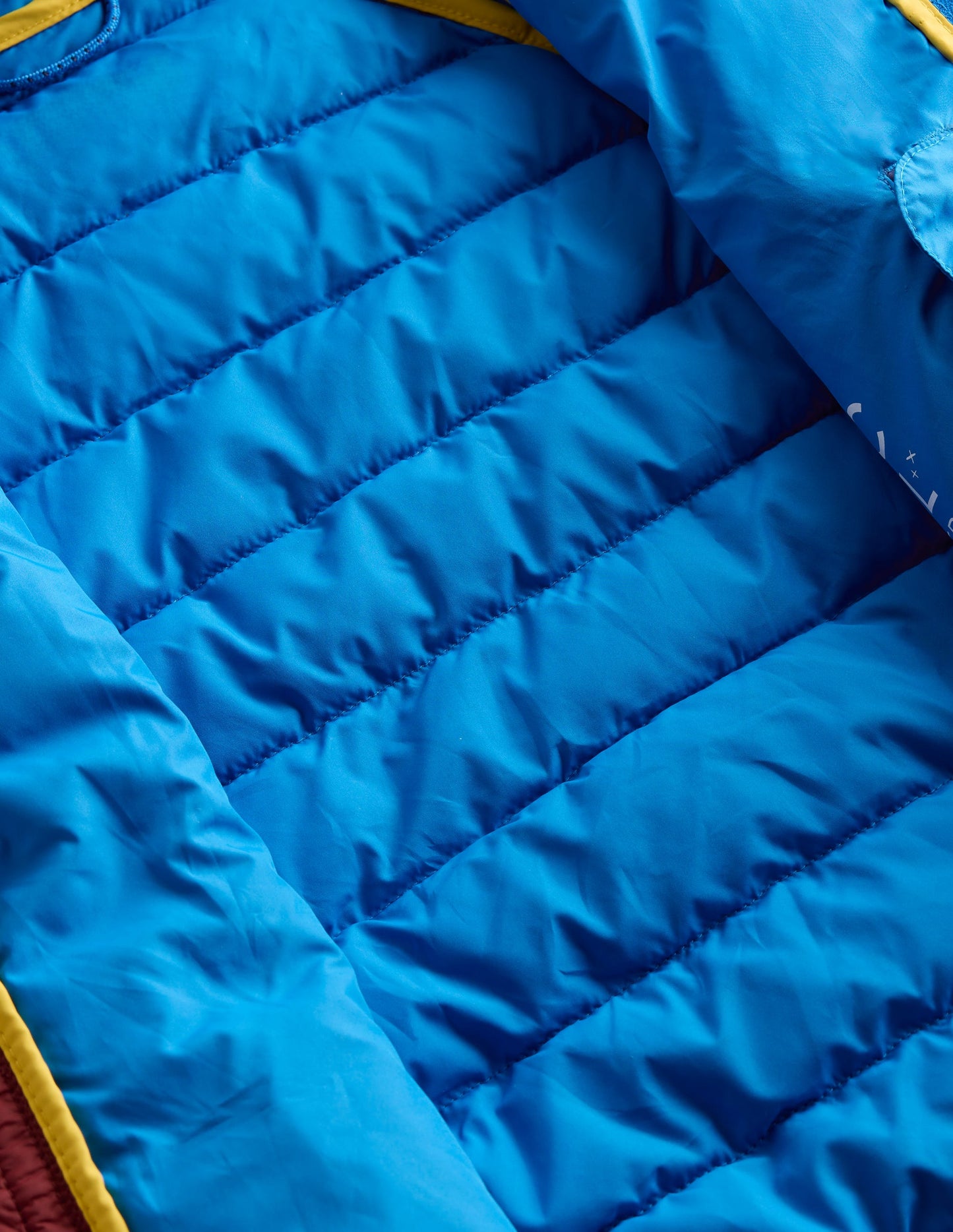 Bequem verstaubare, wattierte Jacke-Blau Blockfarben