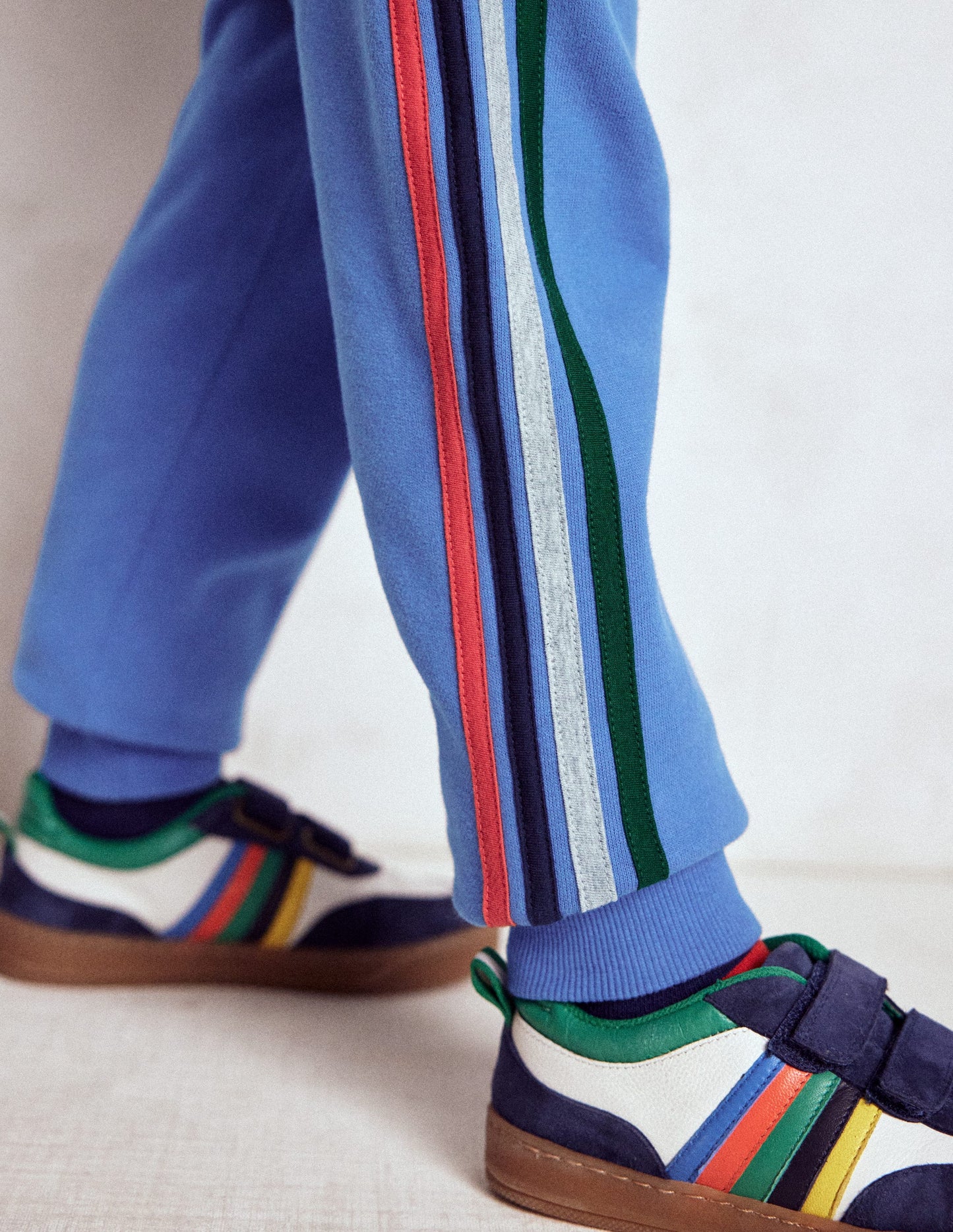 Jogginghose mit Streifen in Regenbogenfarben-Flussblau