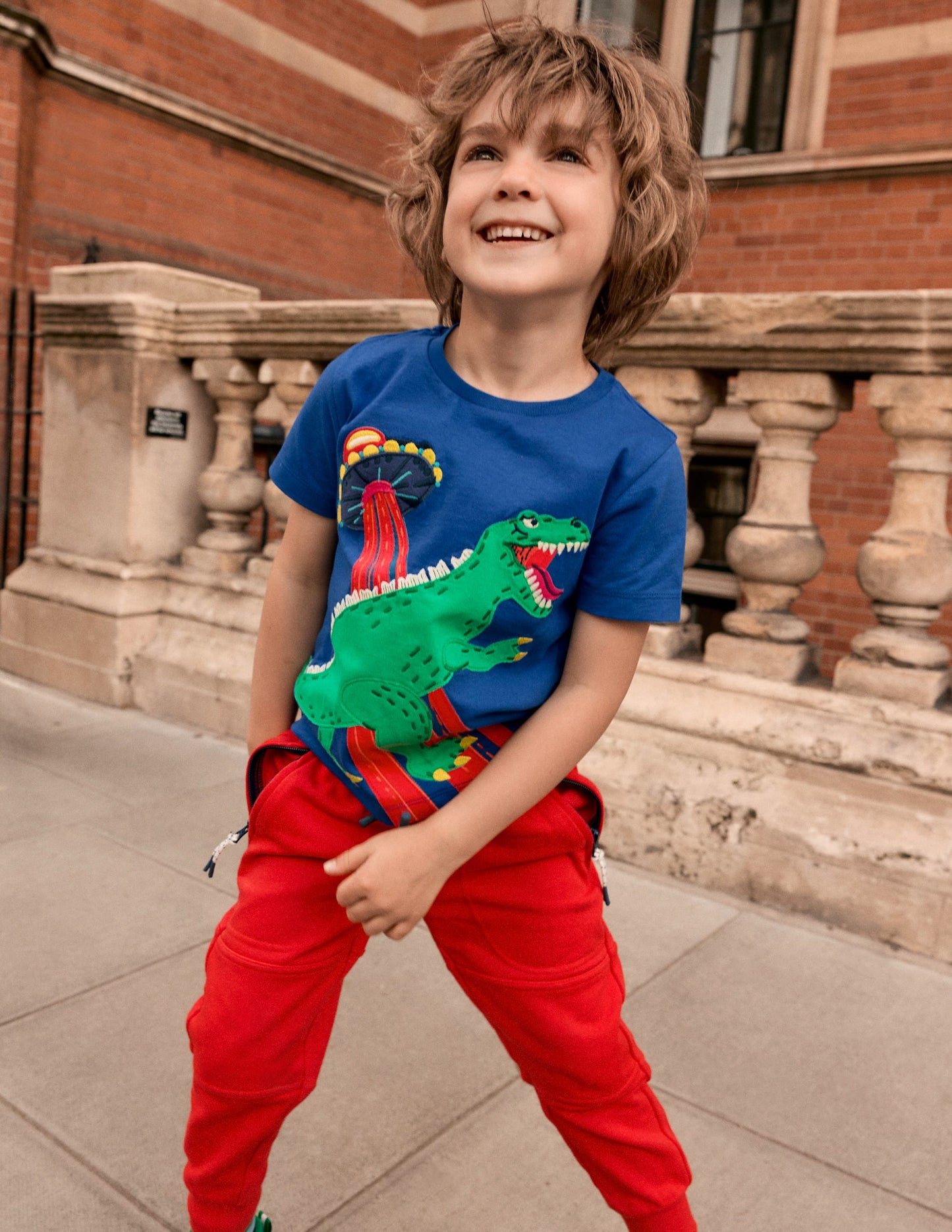 T-Shirt mit Applikation-Dino Weltall