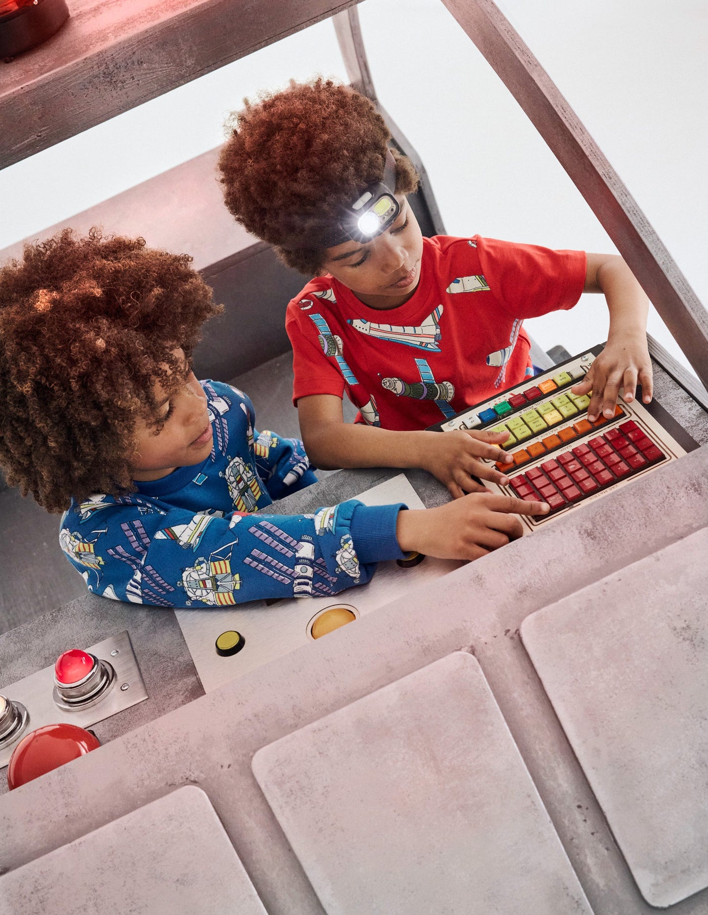 Im Dunkeln leuchtendes T-Shirt-Mohnblumenrot Satellit