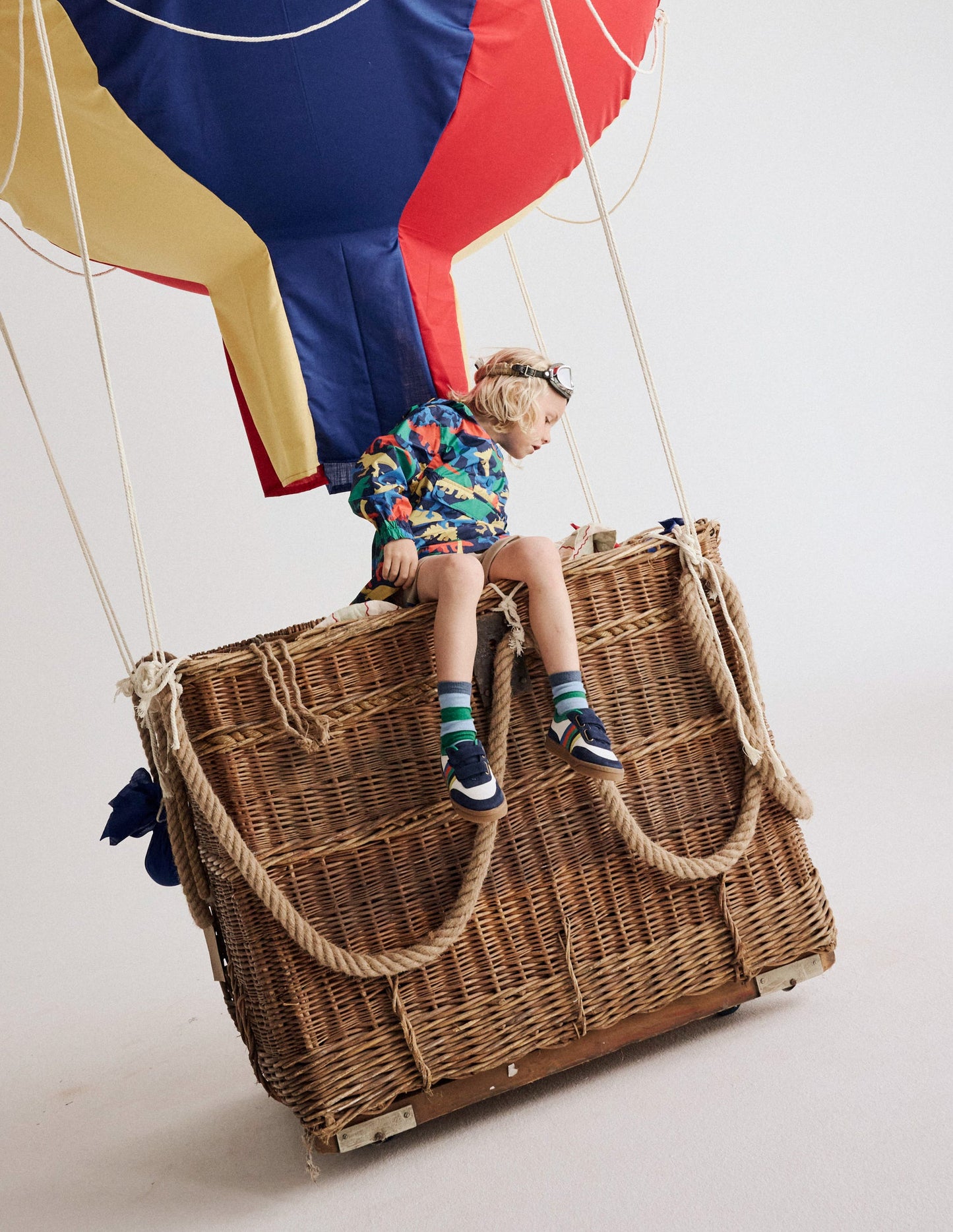 Wasserdichte Jacke zum Überziehen-Schuluniform-Marineblau Bunte Dinos