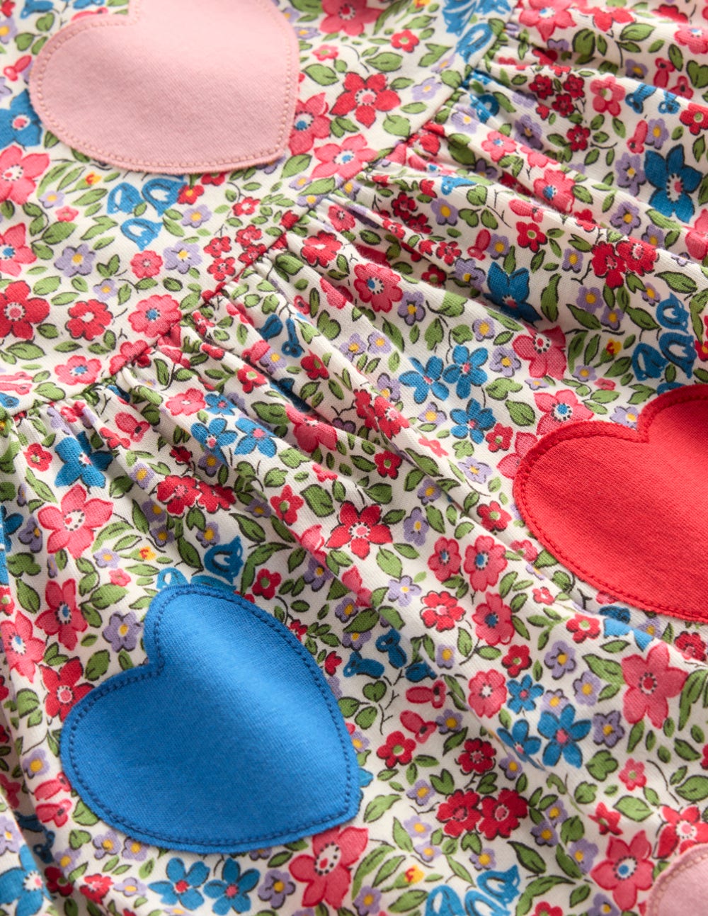 T-Shirt-Kleid mit Applikationen-Rosarot Blumenbeet Herzen