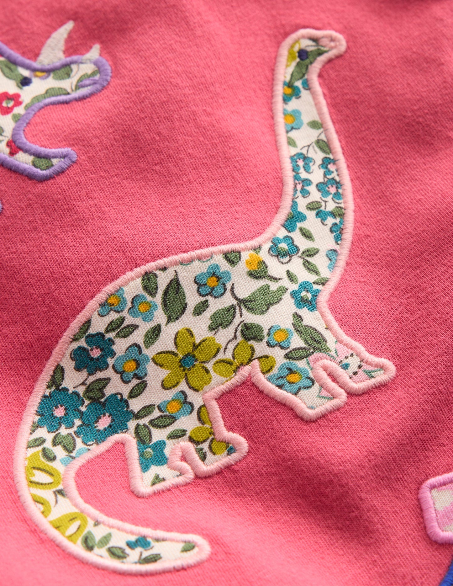 Oberteil mit Rüschenausschnitt und Applikationen-Rosarot Dinosaurier
