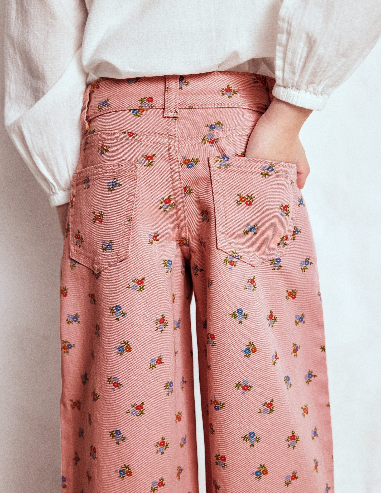 Pantalon large-Motif petites fleurs rose vintage