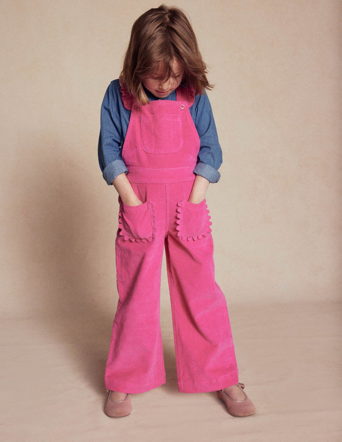 Latzhose mit Rüschen-Himbeerrosa
